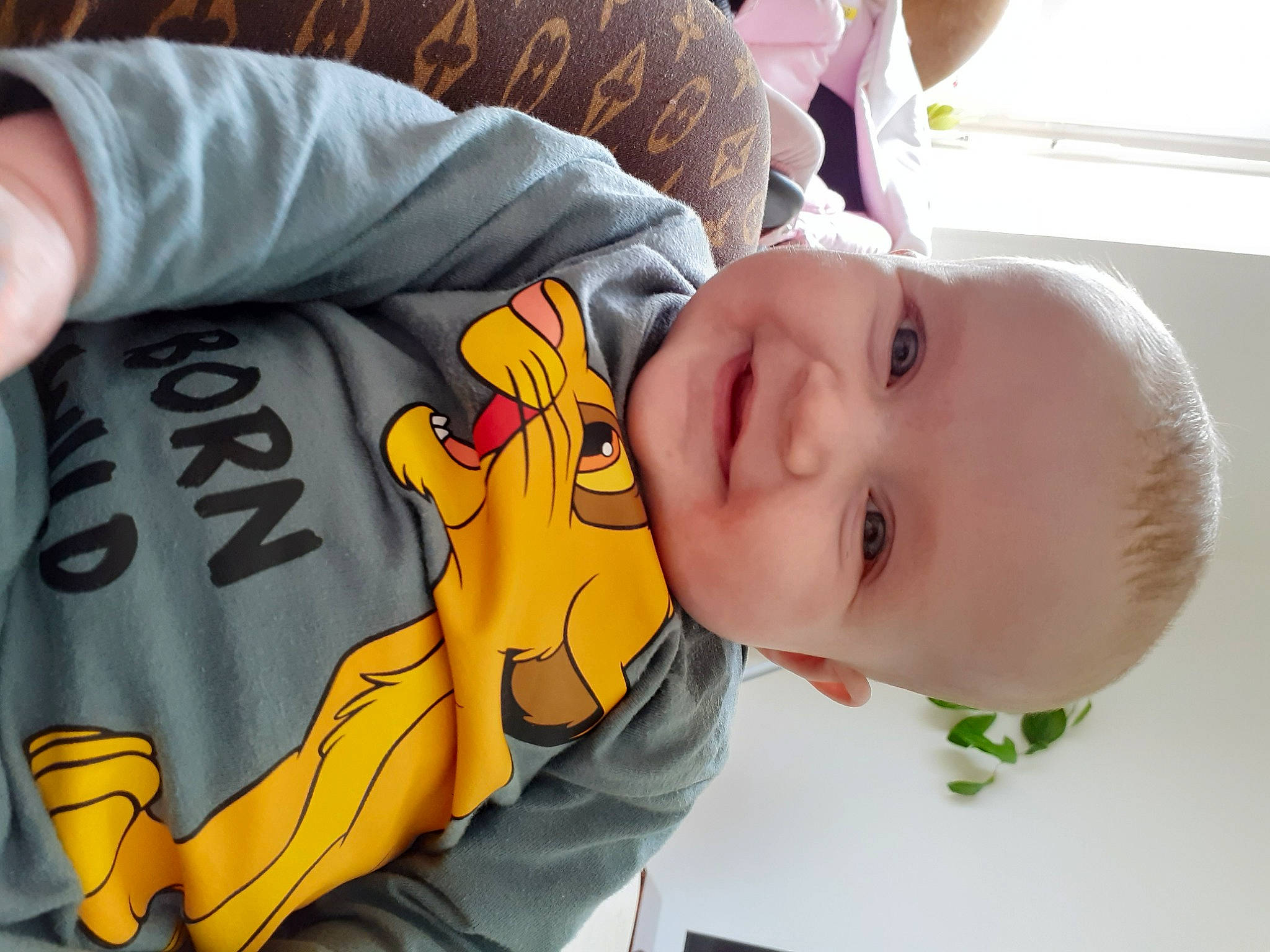 Capucine participe au concours pour gagner de l'argent avec cette photo : baby, baby_safety, baby_toddler_clothing, cheek, child, comfort, eyebrow, facial_expression, finger, hand, happy, joy, mouth, nose, person, product, skin, sleeve, smile, textile