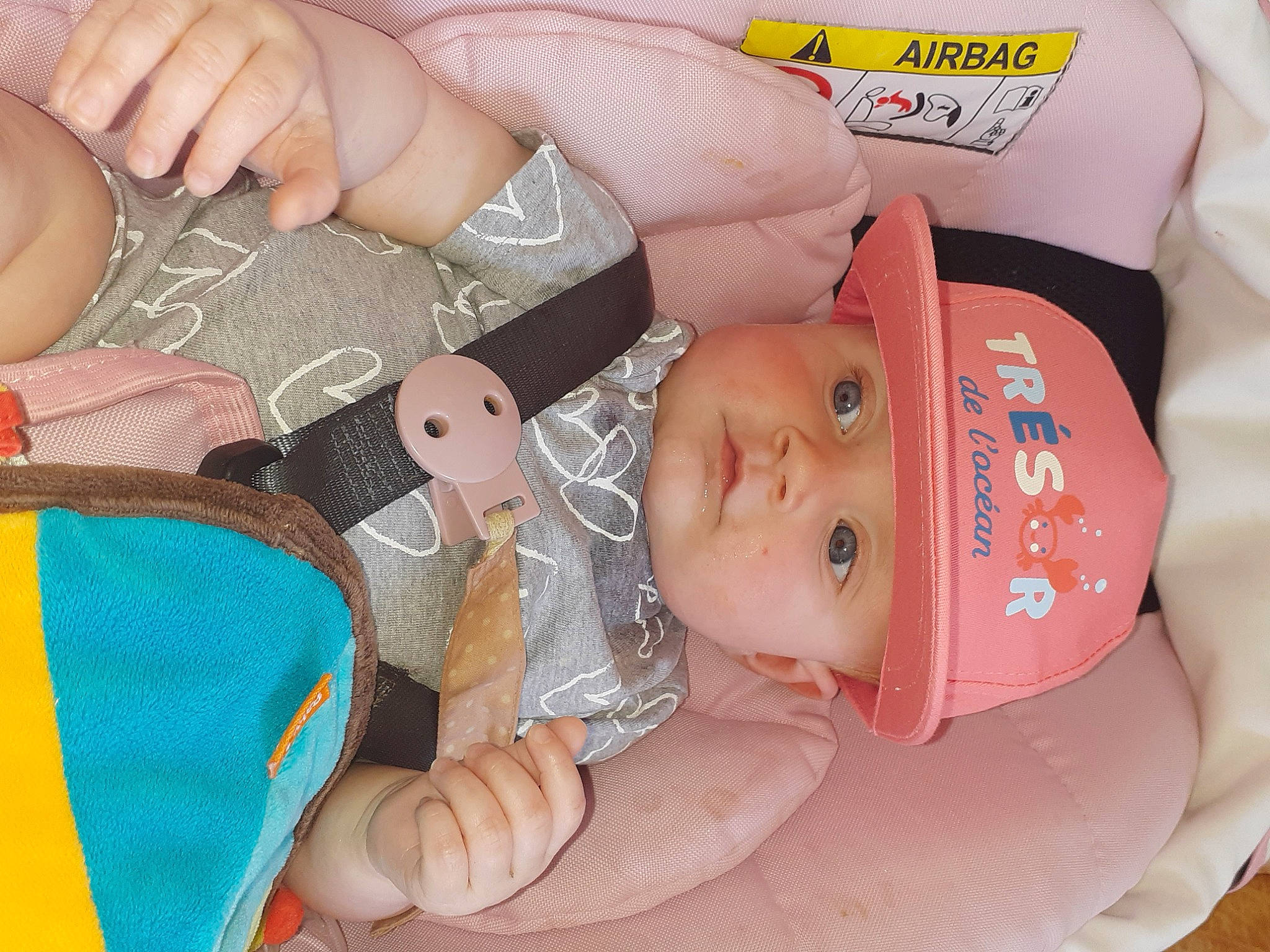 Capucine a rejoint le concours — aidez-le/la à gagner de superbes lots ! baby, baby_products, baby_toddler_clothing, cheek, child, eyelash, fashion_accessory, finger, hand, hat, headwear, nail, organ, peach, person, pink, plastic, product, skin, thumb