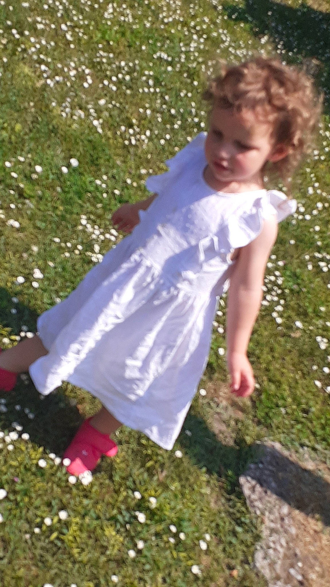 Rose a rejoint le concours — aidez-le/la à gagner de superbes lots ! baby_toddler_clothing, child, fun, garden, grass, happy, human_leg, lawn, leaf, leisure, meadow, pattern, people_in_nature, person, plant, play, recreation, sleeve, smile, t_shirt