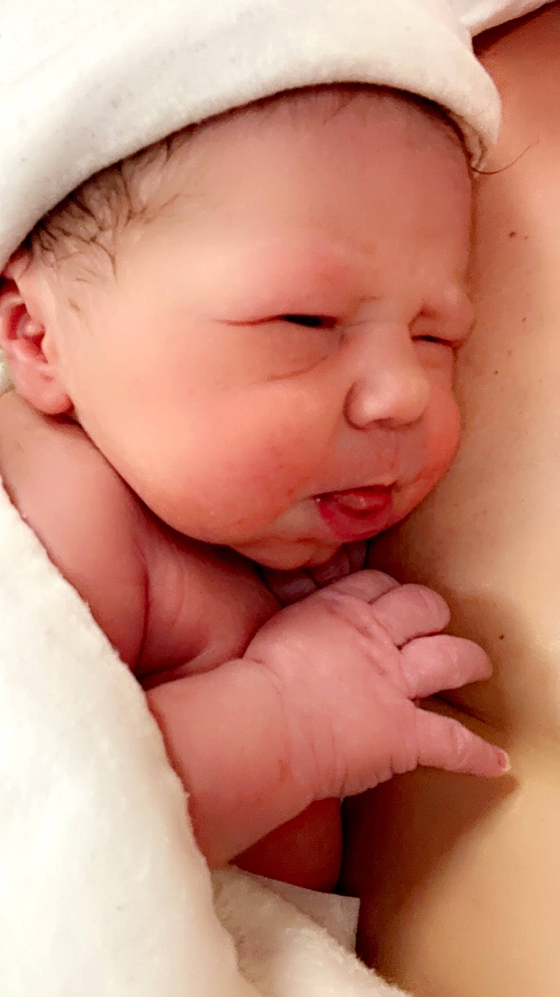 Leyann a rejoint le concours — aidez-le/la à gagner de superbes lots ! baby, cheek, chin, comfort, eye, eyebrow, face, facial_expression, finger, gesture, hand, happy, human_body, lip, mouth, nose, person, pink, skin, thumb