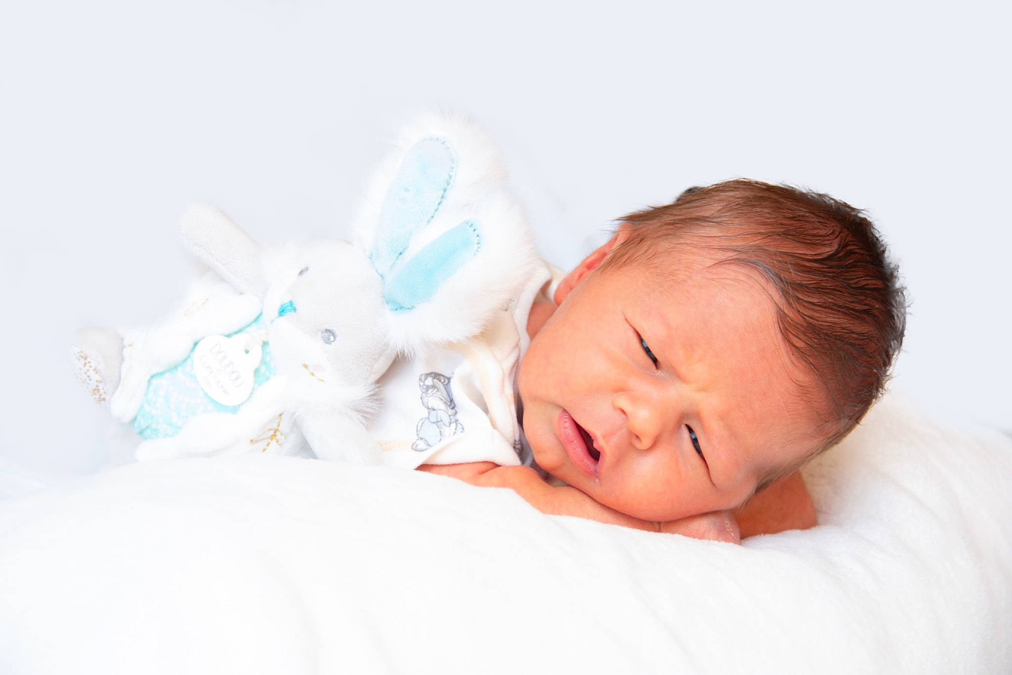 Leyann a rejoint le concours — aidez-le/la à gagner de superbes lots ! baby, baby_products, baby_sleeping, baby_toddler_clothing, bed, bedding, bedtime, comfort, ear, eyebrow, gesture, happy, linens, nap, person, portrait_photography, room, sitting, sleep, sleeve