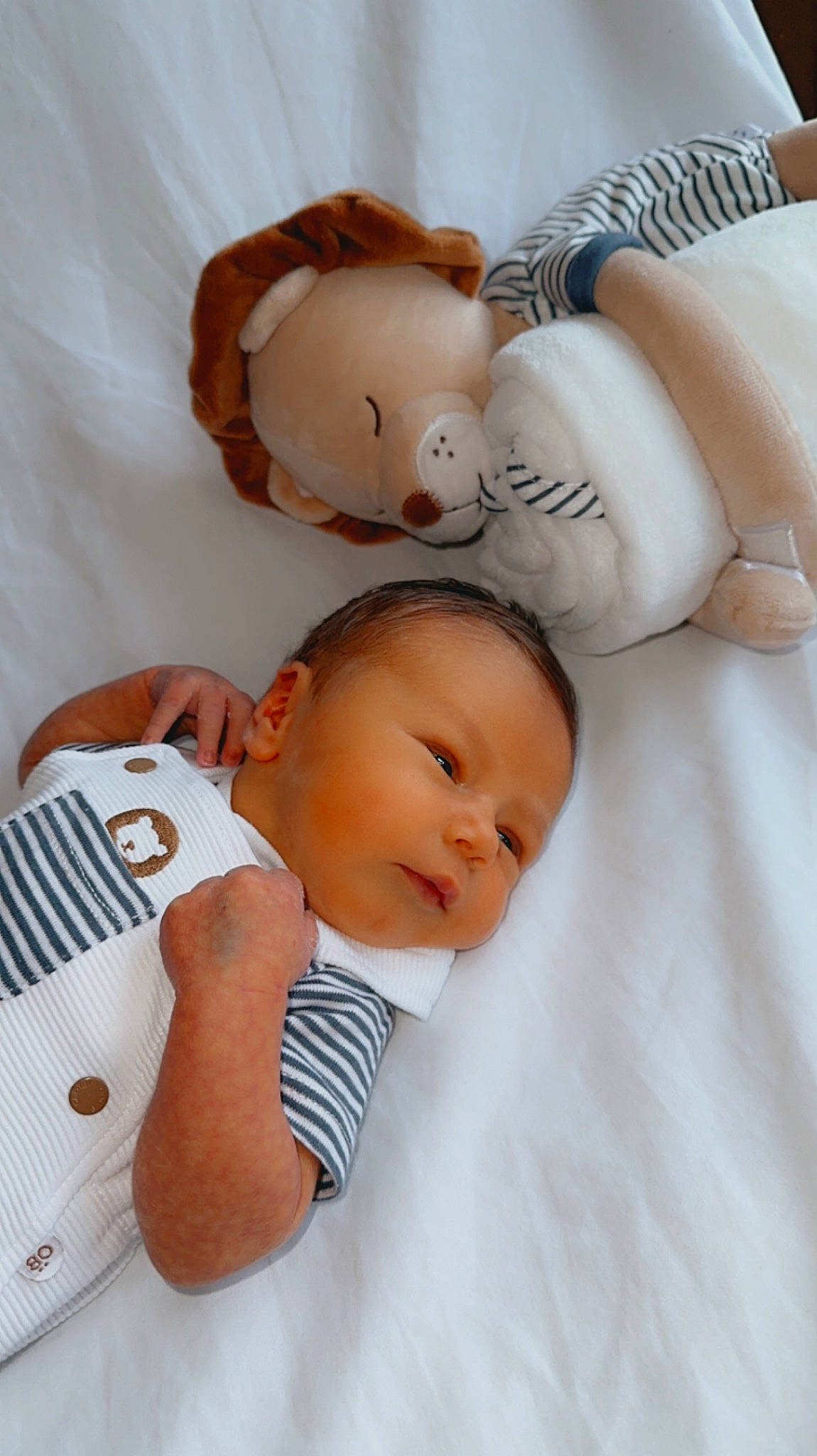 Leyann a rejoint le concours — aidez-le/la à gagner de superbes lots ! abdomen, baby, baby_products, baby_sleeping, baby_toddler_clothing, bedding, bedtime, cheek, child, comfort, eyelash, happy, headgear, linens, person, room, skin, sleep, teddy_bear, toddler