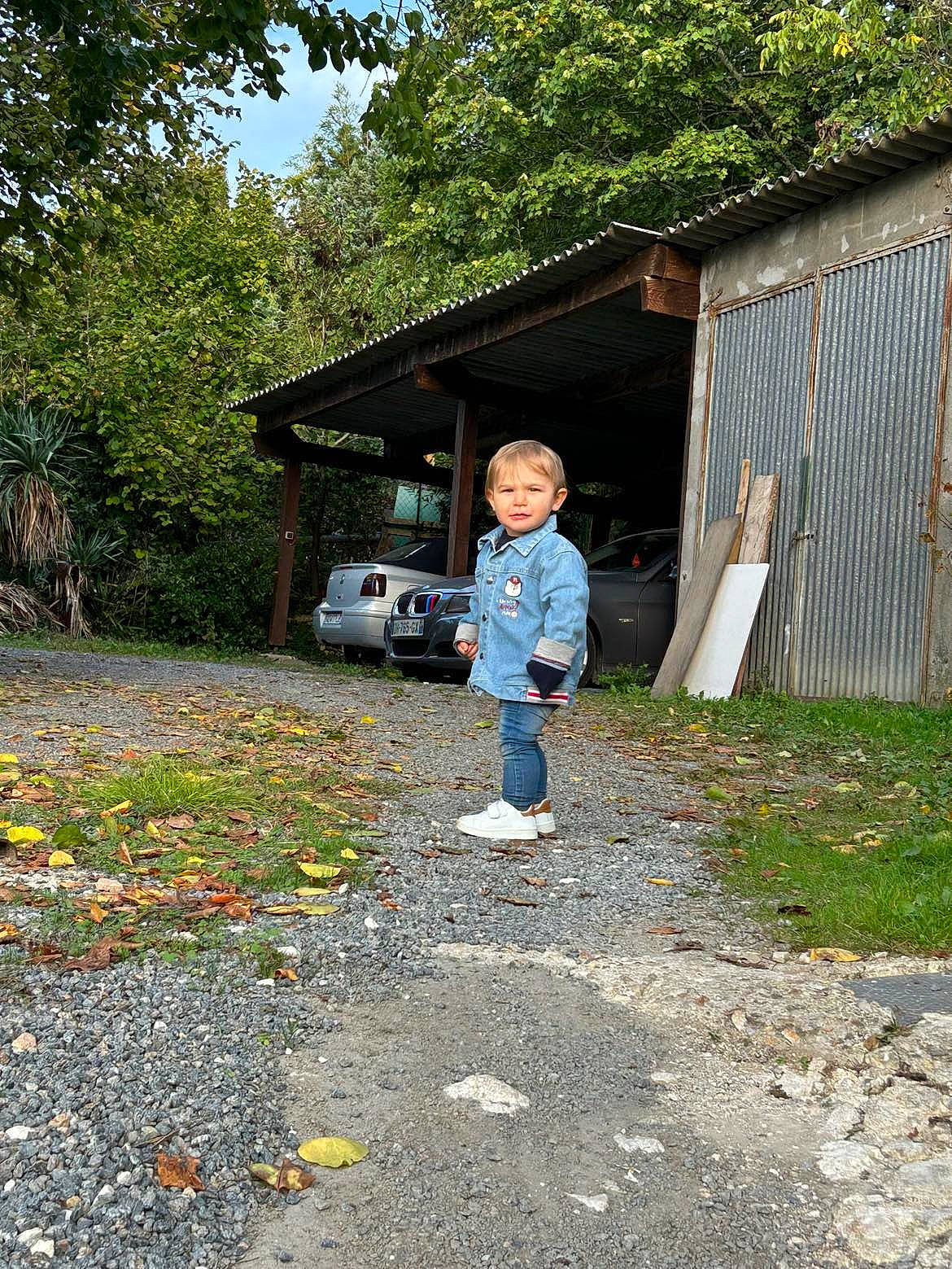 Djayden a rejoint le concours — aidez-le/la à gagner de superbes lots ! asphalt, building, car, child, cottage, grass, house, human_settlement, landscape, leaf, leisure, people_in_nature, person, plant, road, road_surface, rural_area, sidewalk, toddler, tree