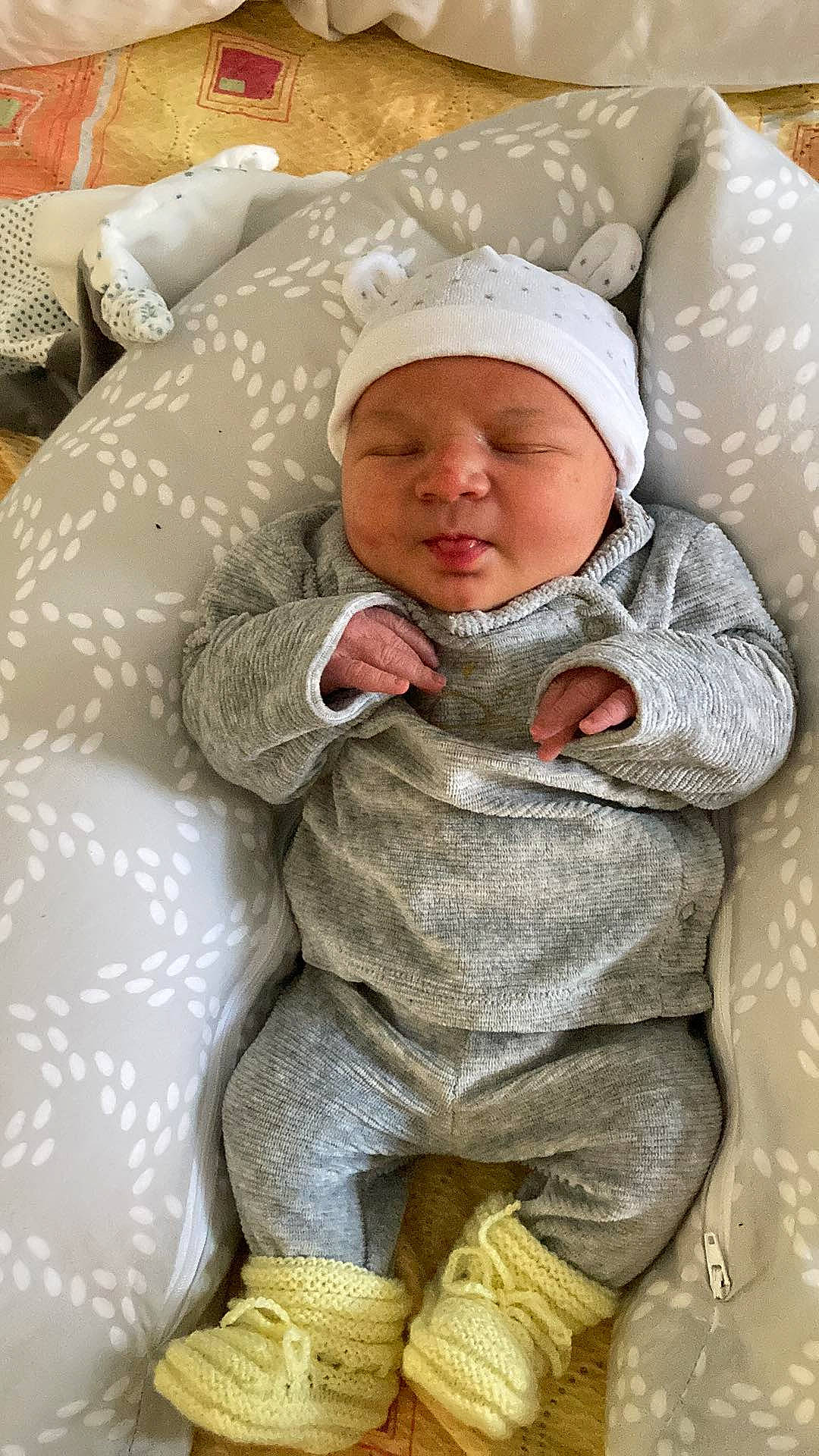 Djayden participe au concours pour gagner de l'argent avec cette photo : baby, baby_products, baby_safety, baby_sleeping, baby_toddler_clothing, bedtime, cap, cheek, child, comfort, fur, gesture, headwear, linens, nap, person, sitting, skin, sleep, sleeve