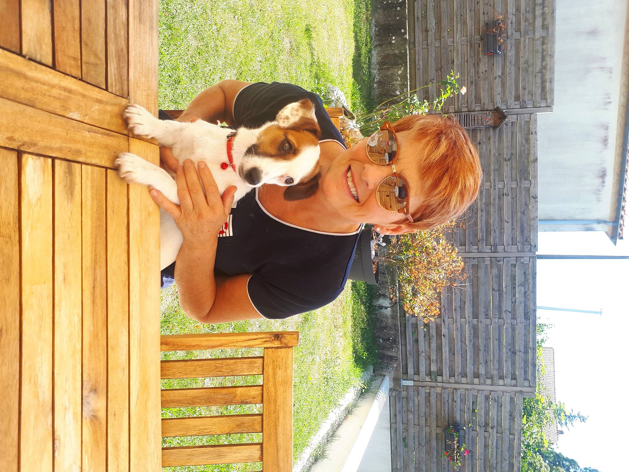 Ines participe au concours pour gagner de l'argent avec cette photo : carnivore, companion_dog, dog, dog_breed, elbow, eyewear, fawn, fun, grass, happy, leisure, smile, vacation, vertebrate, wood, wood_stain