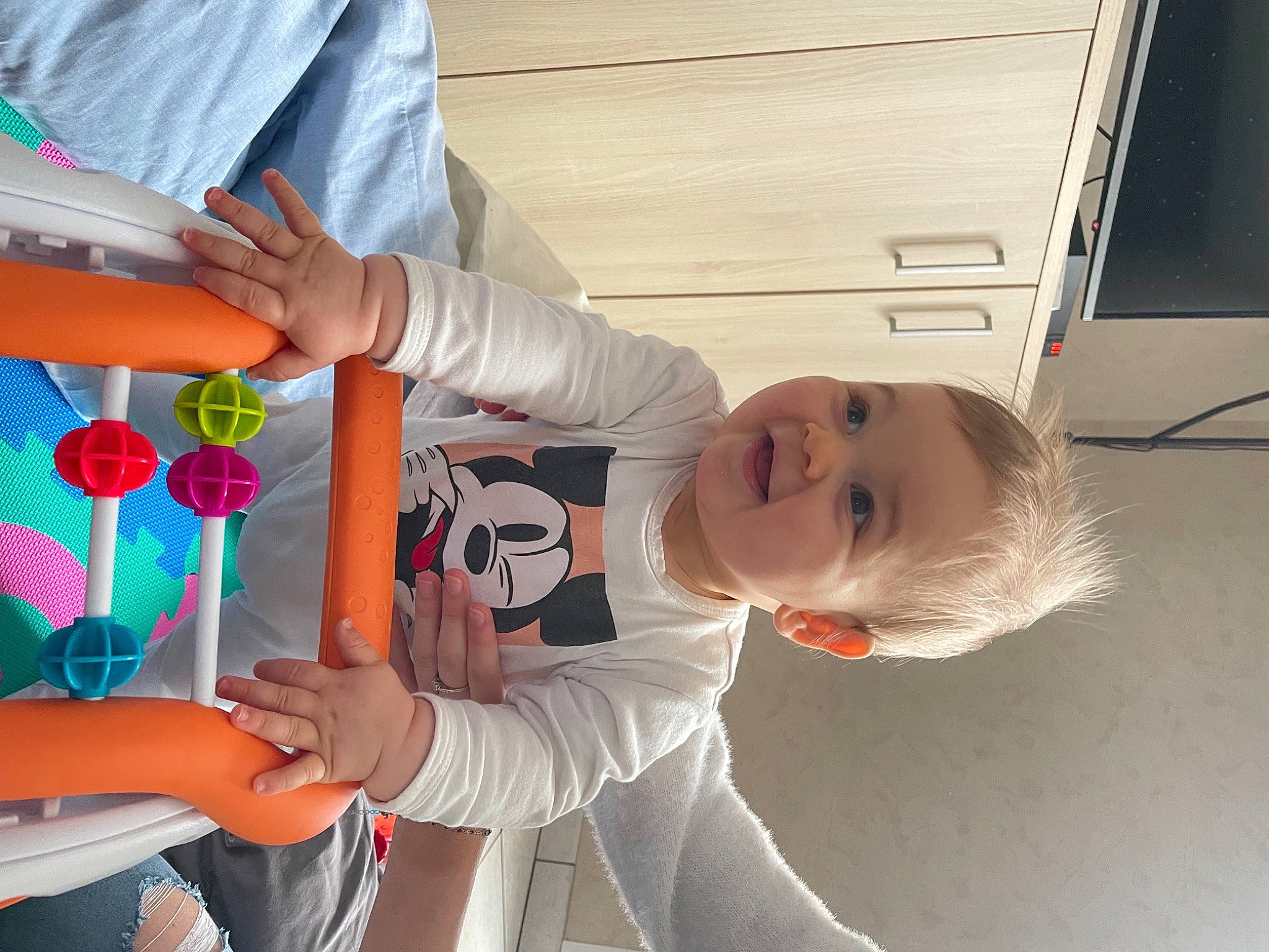 Gaby participe au concours pour gagner de l'argent avec cette photo : arm, baby_products, chair, child, eyewear, flooring, fun, hand, happy, nail, party_supply, pattern, person, play, room, smile, t_shirt, toddler, toy, vacation