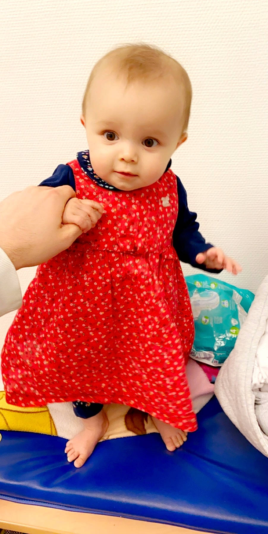 Lizzy a rejoint le concours — aidez-le/la à gagner de superbes lots ! baby, baby_toddler_clothing, cheek, child, child_model, clothing, design, dress, lip, outerwear, pattern, person, play, polka_dot, red, skin, sleeve, toddler