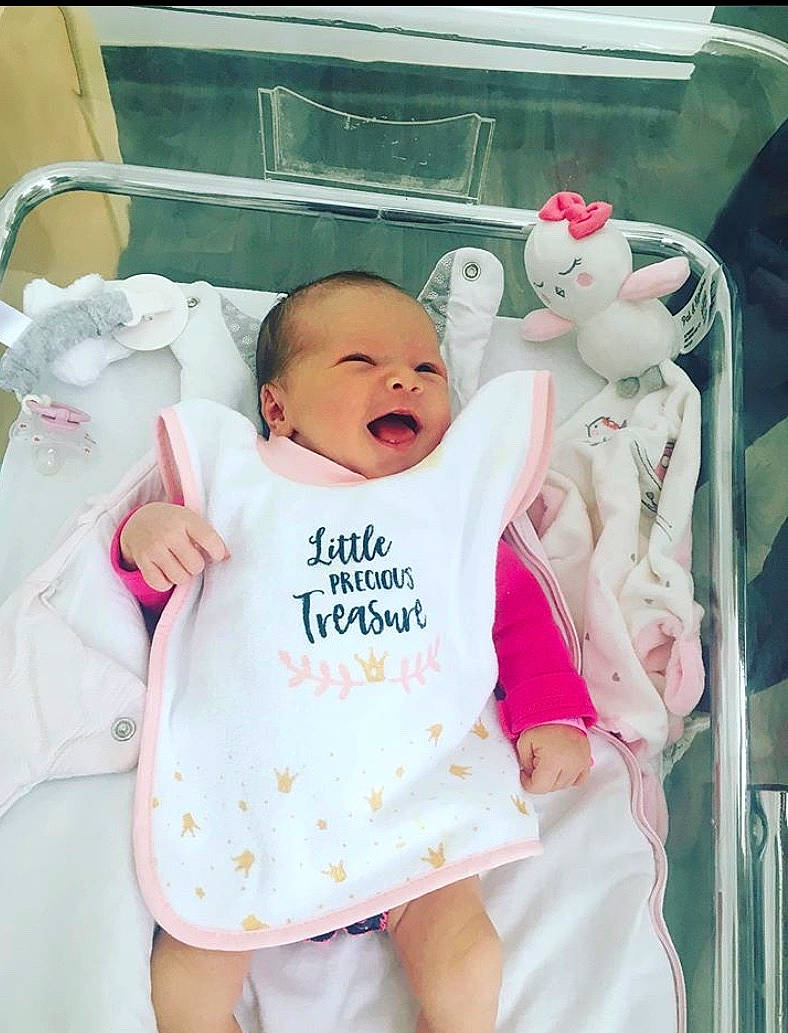 Lizzy participe au concours pour gagner de l'argent avec cette photo : baby, baby_products, baby_safety, baby_toddler_clothing, birth, cheek, child, happy, person, pink, product, skin, smile, toddler