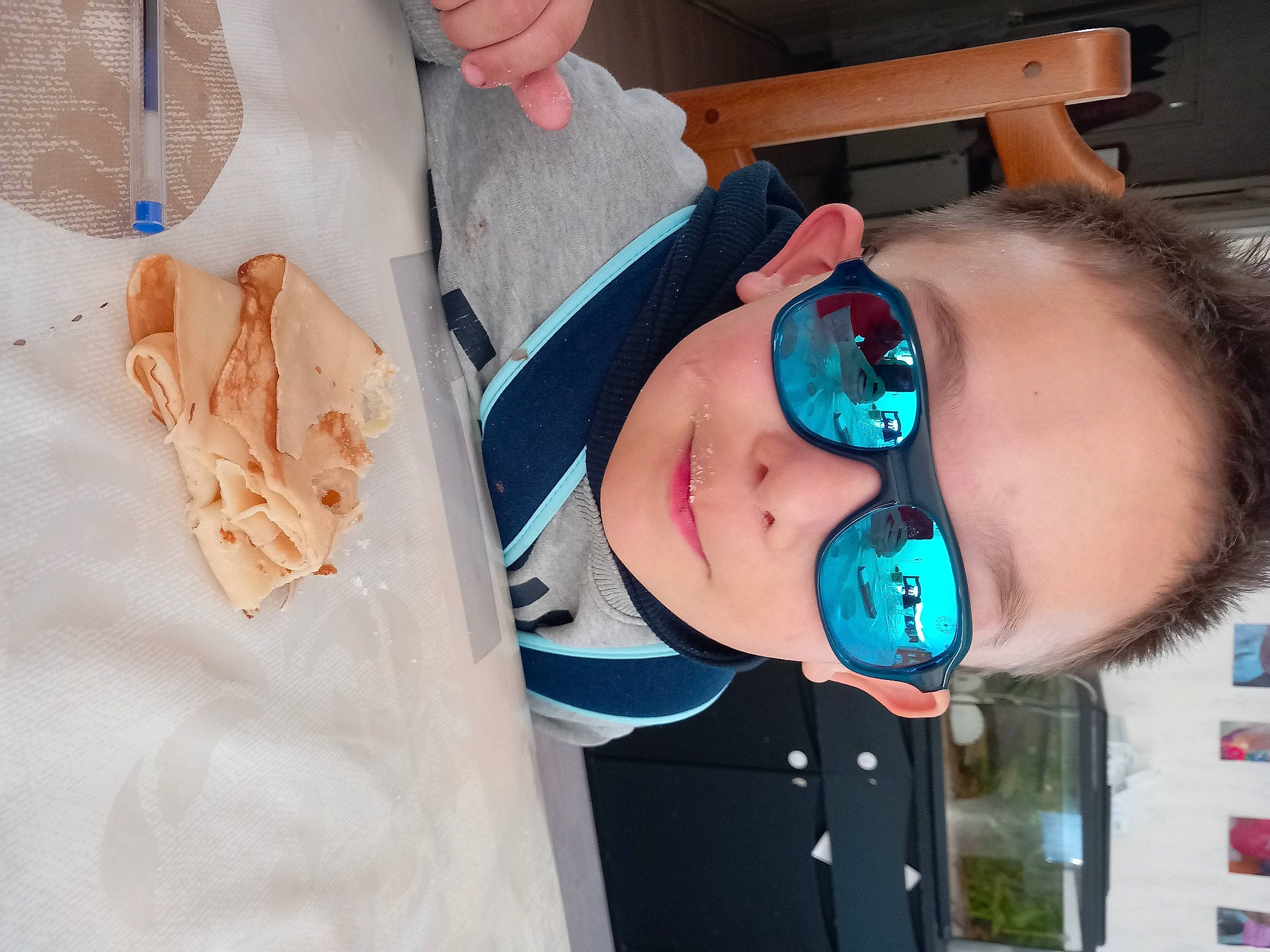 Ethan a rejoint le concours — aidez-le/la à gagner de superbes lots ! child, dress_shirt, eyelash, eyewear, finger, formal_wear, fun, hat, linens, mouth, nail, peach, person, personal_protective_equipment, room, sunglasses, tableware, tie, toddler, vision_care