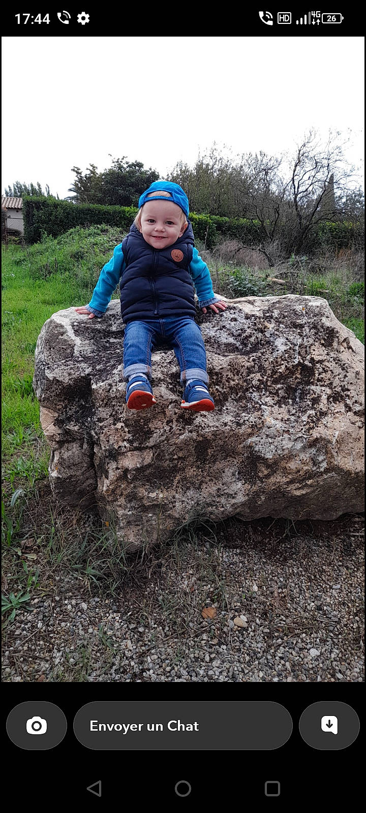 Mike a rejoint le concours — aidez-le/la à gagner de superbes lots ! adventure, bedrock, clothing, electric_blue, fun, grass, headwear, jacket, joy, landscape, leaf, people_in_nature, person, plant, recreation, rock, sitting, sky, soil, toddler