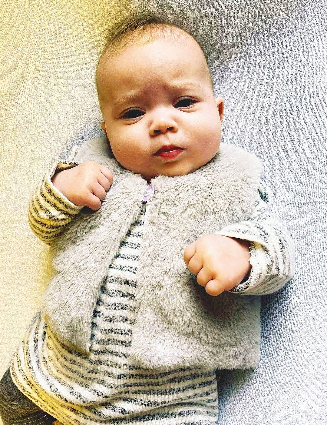 Nora a rejoint le concours — aidez-le/la à gagner de superbes lots ! arm, baby, baby_toddler_clothing, cheek, child, collar, comfort, face, finger, gesture, grey, hand, lip, neck, pattern, person, skin, sleeve, toddler, wool