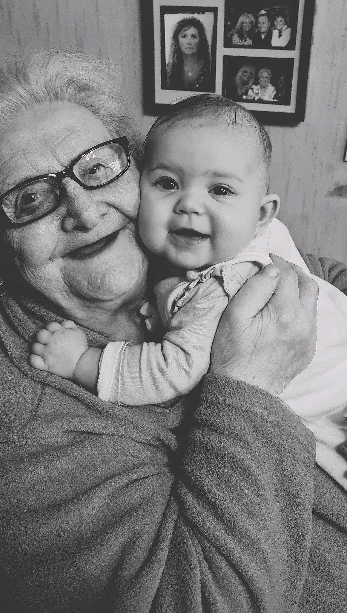 Nora participe au concours pour gagner de l'argent avec cette photo : arm, black, blurred, cheek, chin, eye, gesture, glasses, hair, hairstyle, hand, happy, head, iris, joy, nose, organ, person, picture_frame, skin