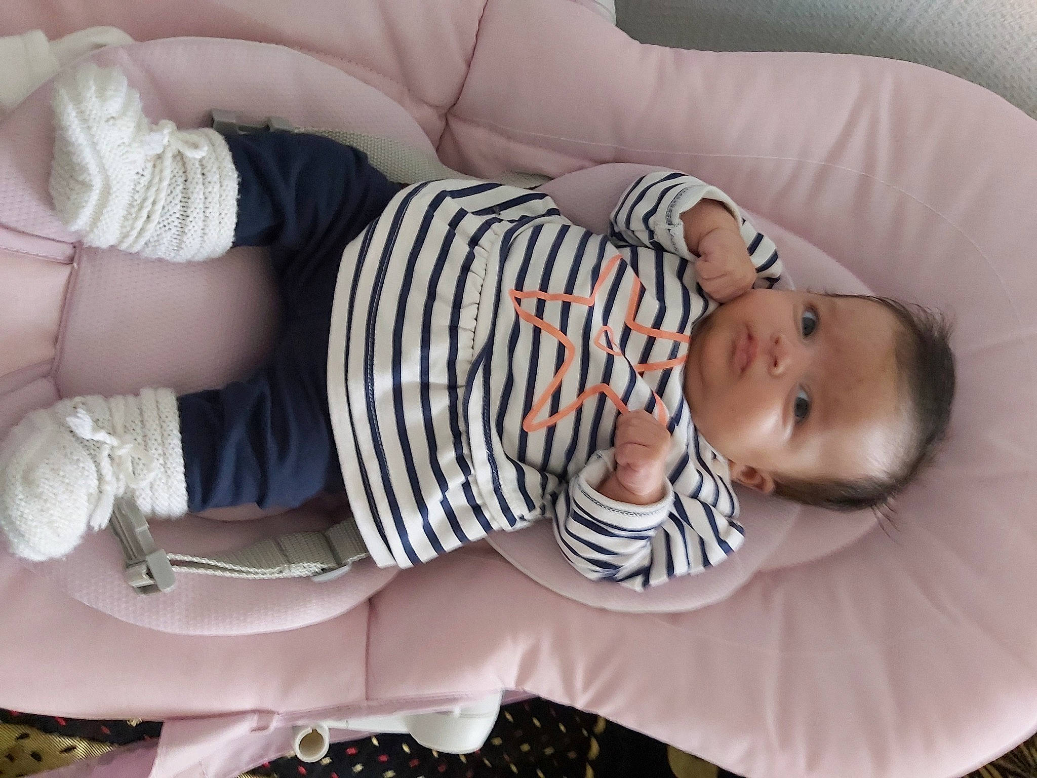 Lilya a rejoint le concours — aidez-le/la à gagner de superbes lots ! baby, baby_products, baby_sleeping, baby_toddler_clothing, child, comfort, finger, hand, headgear, human_body, joint, pattern, person, pink, sitting, skin, sleeve, textile, thigh, toddler