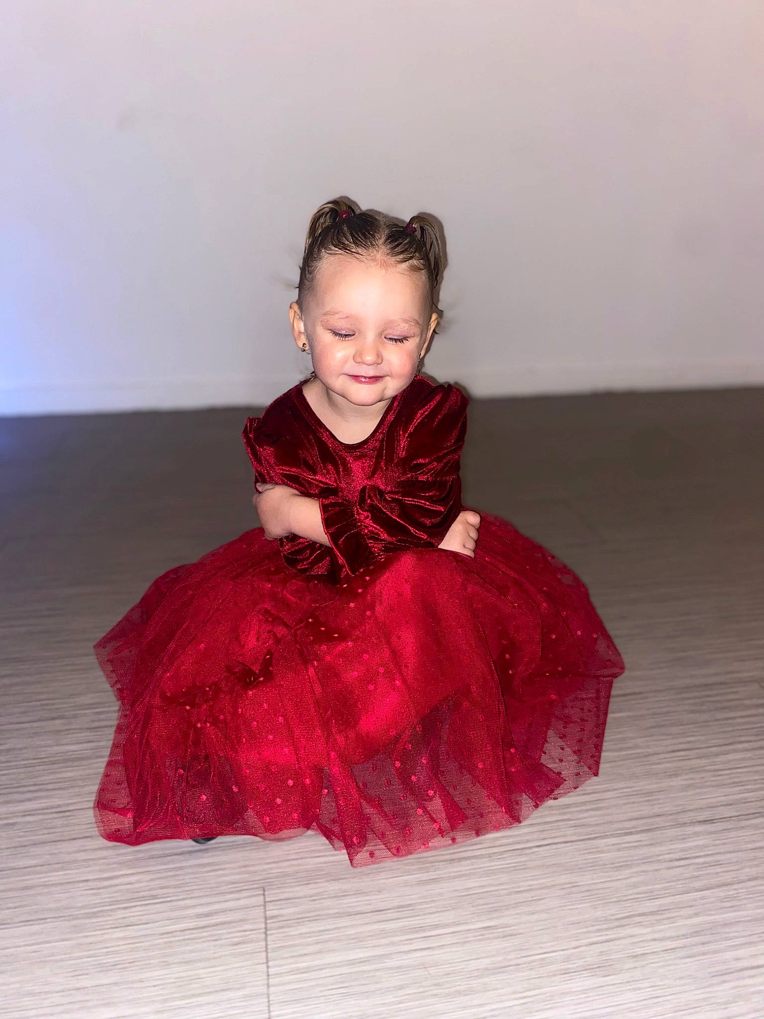 Alyah participe au concours pour gagner de l'argent avec cette photo : baby_toddler_clothing, child, costume, day_dress, dress, embellishment, event, fashion_design, flooring, formal_wear, fun, joy, magenta, neck, one_piece_garment, pattern, person, ruffle, sitting, sleeve