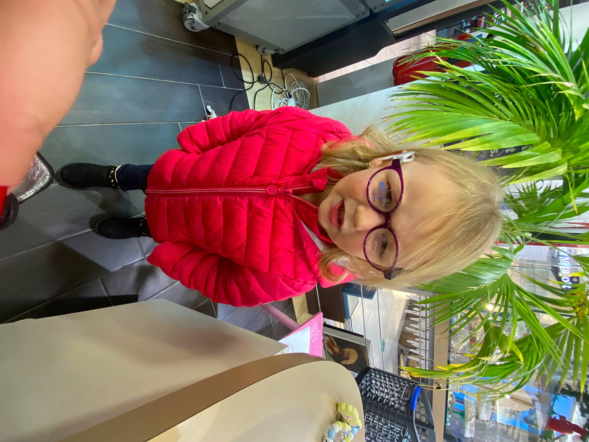 Alyah a rejoint le concours — aidez-le/la à gagner de superbes lots ! arecales, carmine, eyewear, fun, house, leisure, magenta, palm_tree, person, plant, smile, summer, tourism, travel, tree, vacation