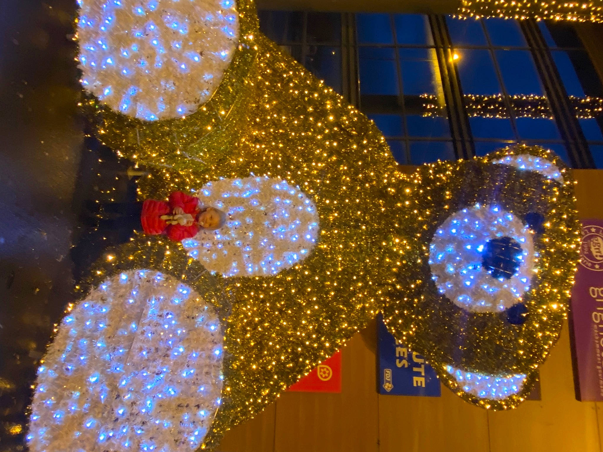 Alyah participe au concours pour gagner de l'argent avec cette photo : art, christmas, christmas_decoration, christmas_lights, circle, city, decoration, electric_blue, electricity, event, holiday, light, light_fixture, lighting, midnight, ornament, pattern, person, symmetry, tints_and_shades