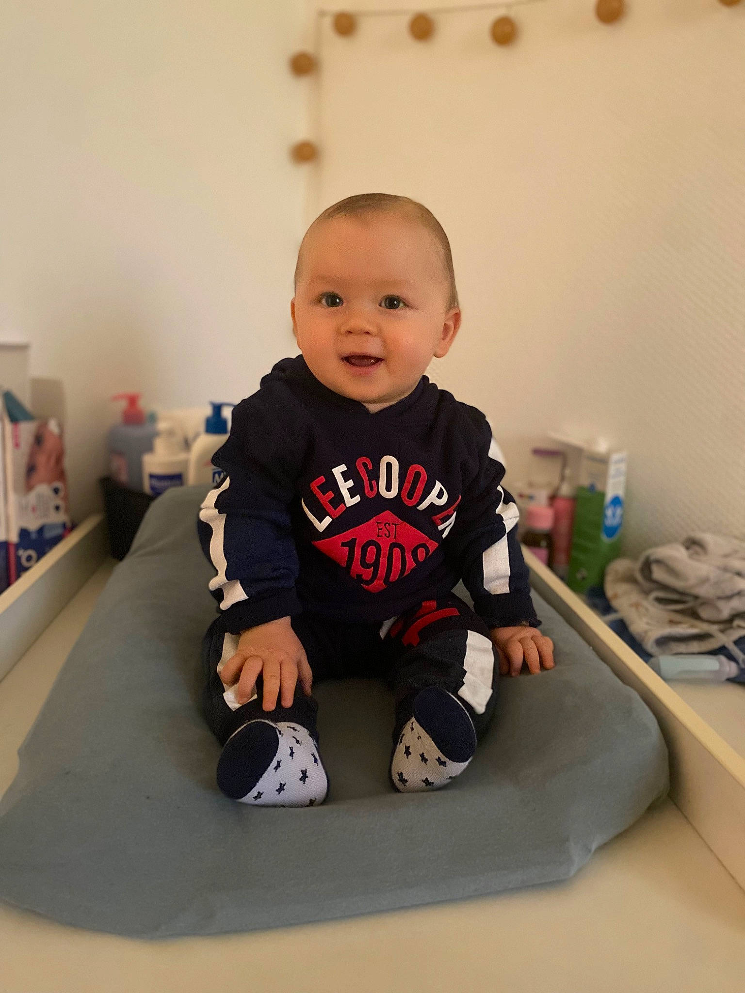 Awen Anddy a rejoint le concours — aidez-le/la à gagner de superbes lots ! baby, baby_toddler_clothing, carmine, cheek, child, comfort, flooring, fun, happy, human_leg, knee, leg, person, shorts, sitting, sleeve, smile, sportswear, t_shirt, thigh