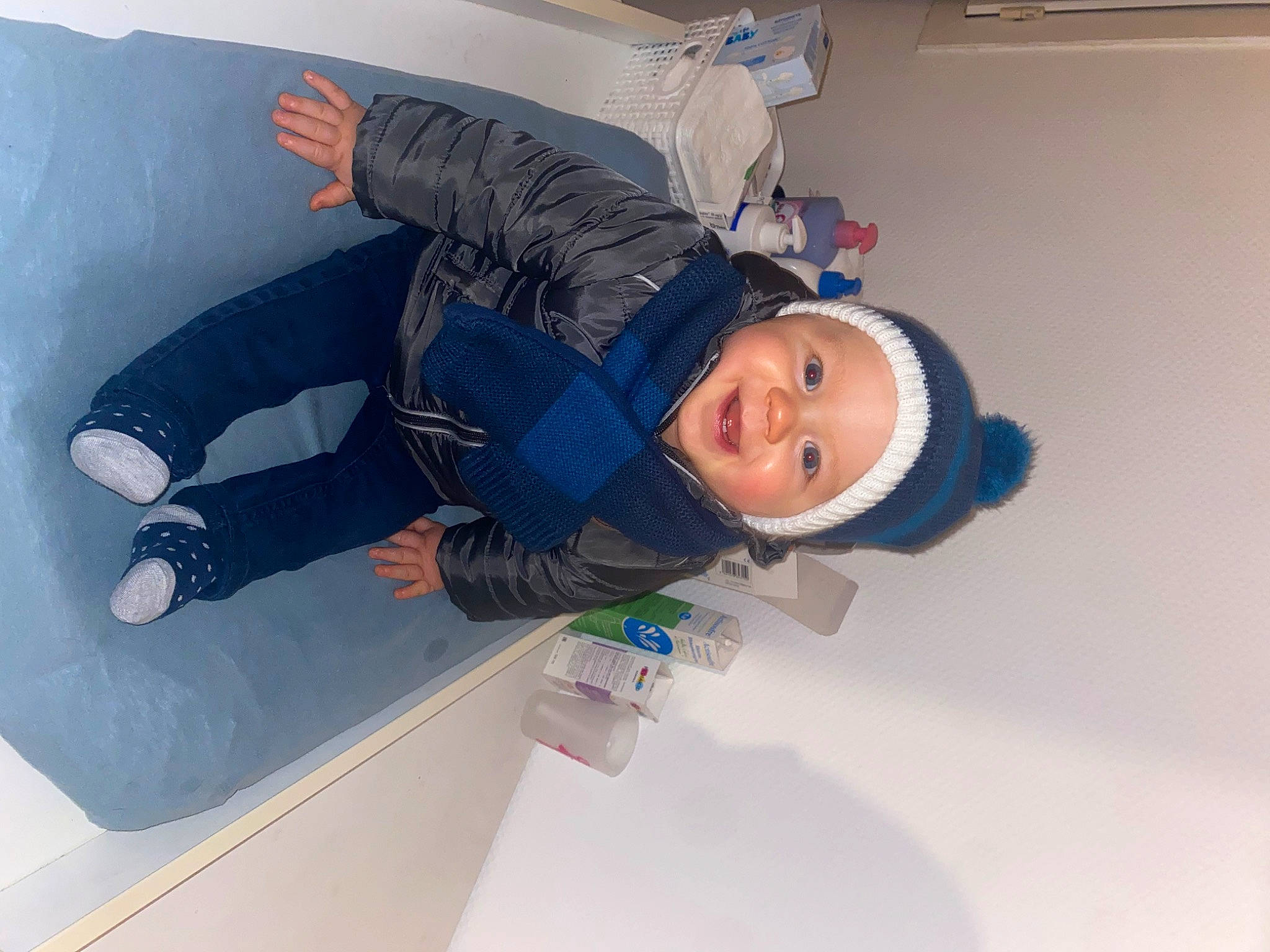 Awen Anddy a rejoint le concours — aidez-le/la à gagner de superbes lots ! comfort, electric_blue, fun, glove, hat, headwear, hoodie, jacket, person, recreation, room, sleeve, smile, t_shirt, toddler, winter