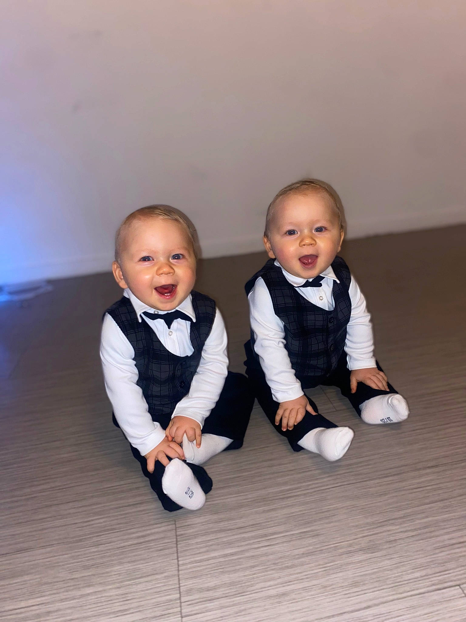 Awen Anddy participe au concours pour gagner de l'argent avec cette photo : baby, baby_toddler_clothing, child, child_model, collar, flash_photography, flooring, formal_wear, fun, gesture, happy, laugh, person, portrait, portrait_photography, sibling, sitting, sleeve, smile, toddler