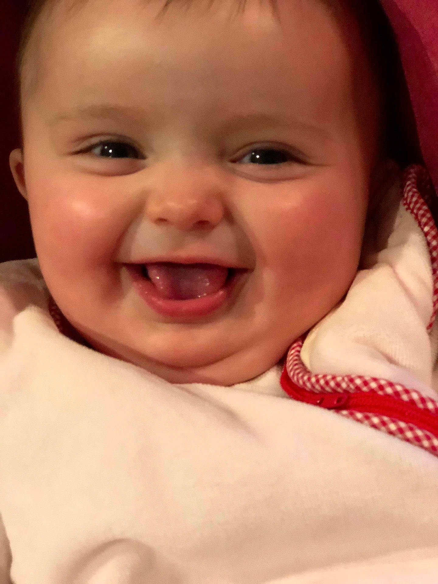 Jenna a rejoint le concours — aidez-le/la à gagner de superbes lots ! cheek, child, chin, close_up, eyebrow, face, facial_expression, finger, hand, infant, jaw, joy, laughter, lip, mouth, nose, person, skin, smile, toddler