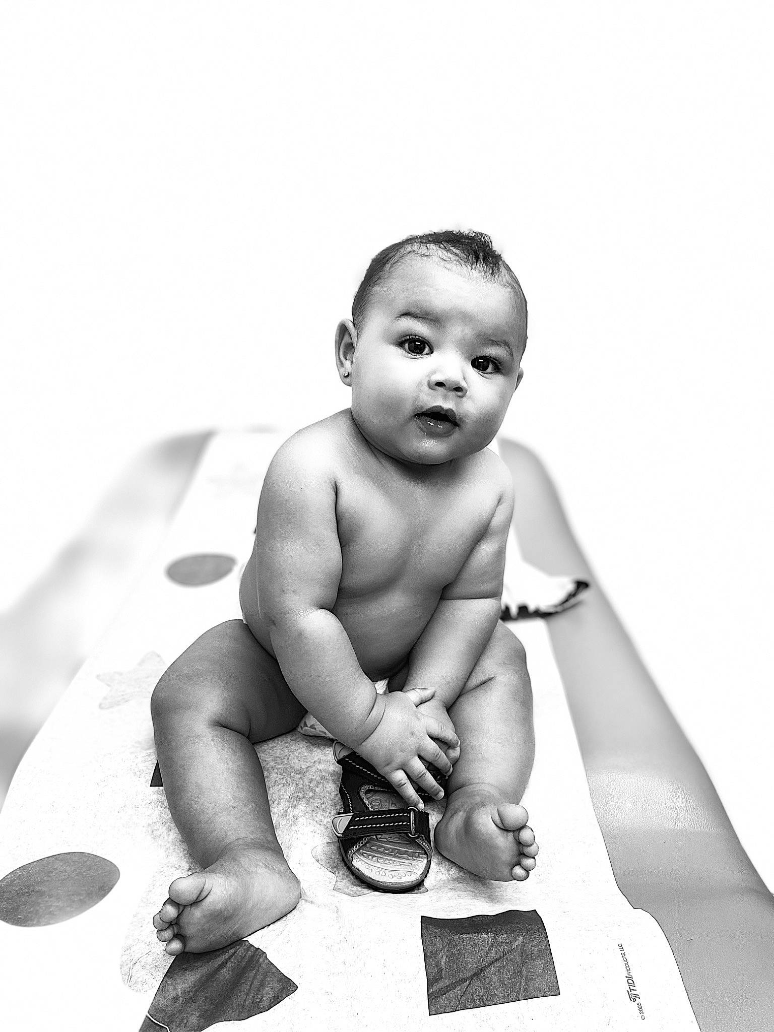 Ace On is registered to the contest to win money with this photo: art, baby, barechested, chest, child, comfort, elbow, flash_photography, foot, happy, human_body, human_leg, knee, monochrome, monochrome_photography, person, sitting, stock_photography, stomach, style