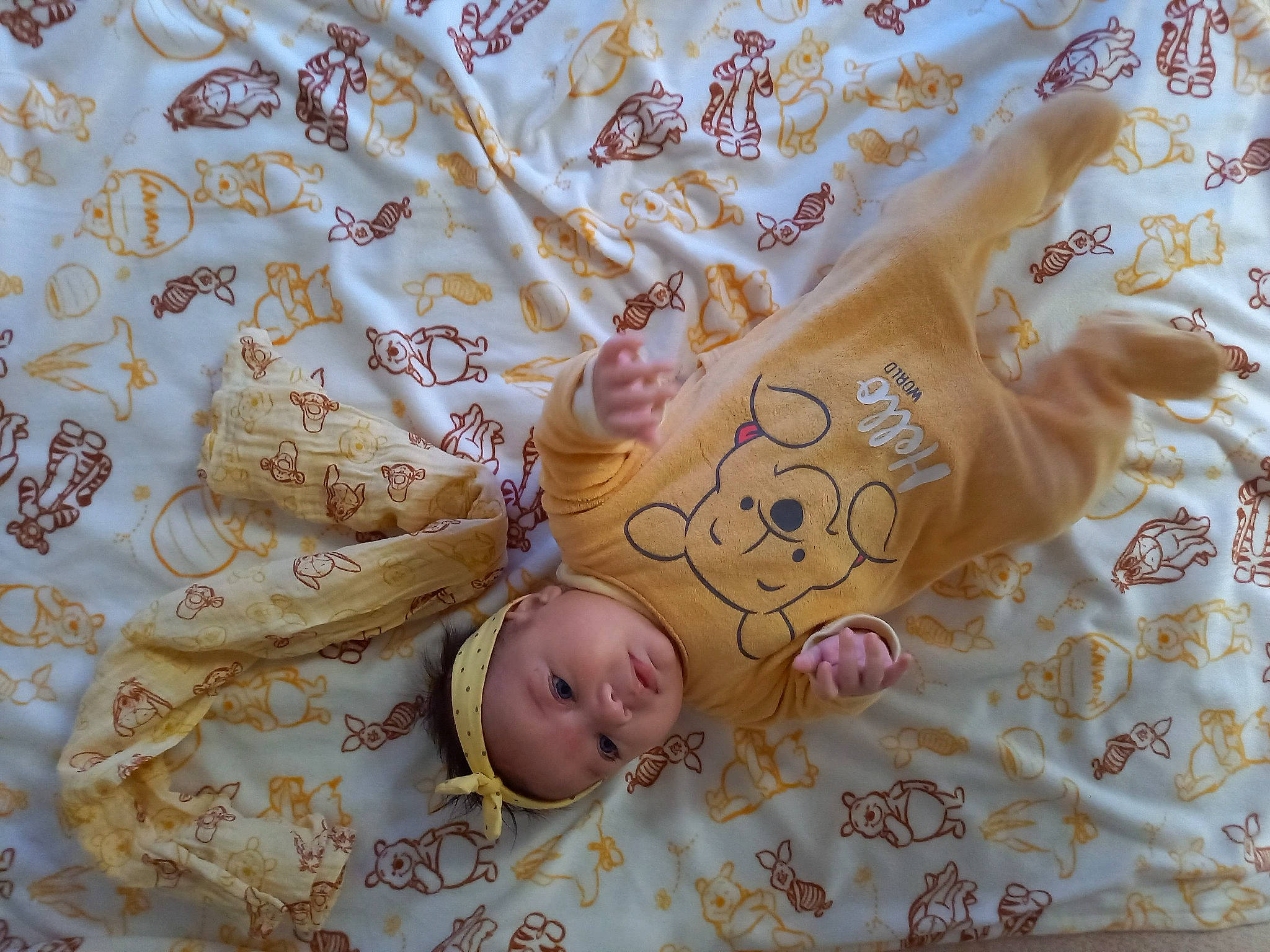 Sheïby participe au concours pour gagner de l'argent avec cette photo : baby, baby_products, baby_toddler_clothing, bed_sheet, bedding, bedtime, beige, child, comfort, fawn, headwear, linens, pattern, peach, person, product, quilt, sleeve, textile, toddler