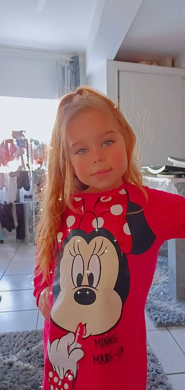 Lyana participe au concours pour gagner de l'argent avec cette photo : baby_toddler_clothing, bag, chair, child, costume, event, eye, flooring, fun, fur, happy, head, pattern, person, pink, room, skin, sleeve, smile, t_shirt