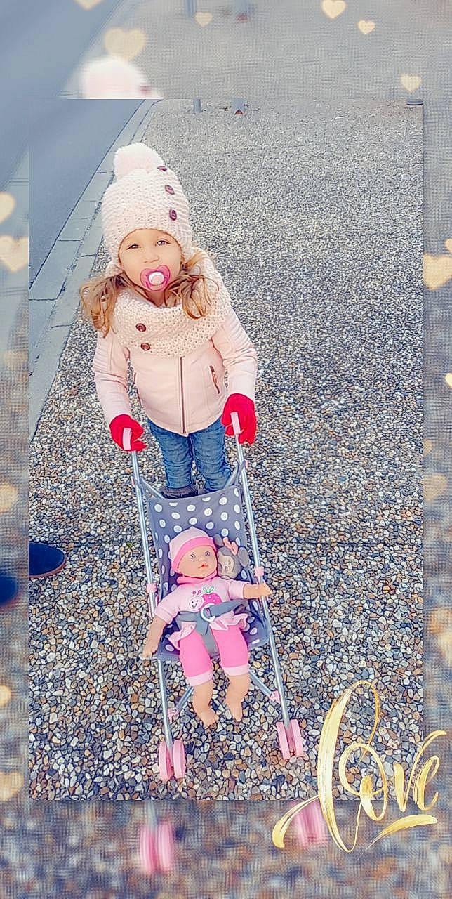 Lyana participe au concours pour gagner de l'argent avec cette photo : baby, baby_carriage, baby_products, beauty, child, city, dress, fun, grass, happy, headwear, human_body, human_leg, jacket, leisure, people_in_nature, person, pink, recreation, sitting