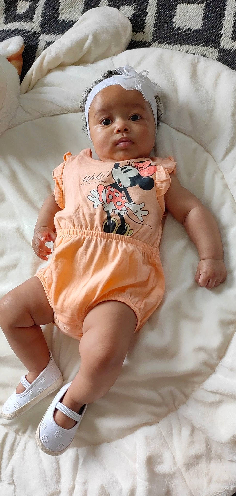 Tarah a rejoint le concours — aidez-le/la à gagner de superbes lots ! baby, baby_toddler_clothing, cheek, child, comfort, eye, eyelash, face, finger, happy, head, knee, lip, one_piece_garment, person, pink, skin, sleeve, thigh, toddler