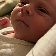 Tom a rejoint le concours — aidez-le/la à gagner de superbes lots ! baby, infant, face, skin, clothing, person, portrait, indoor, blanket, hand, newborn, video_call, technology, smile, adult, woman, light, closeup, cozy, candid