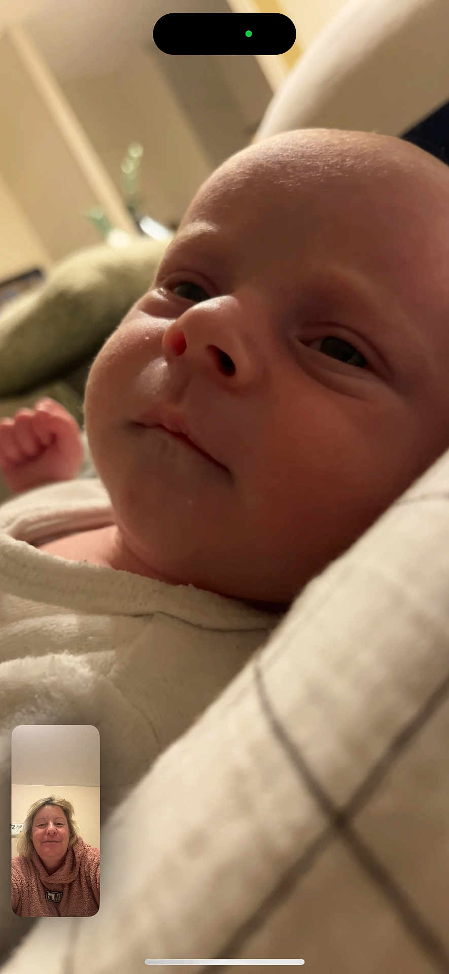 Tom a rejoint le concours — aidez-le/la à gagner de superbes lots ! baby, infant, face, skin, clothing, person, portrait, indoor, blanket, hand, newborn, video_call, technology, smile, adult, woman, light, closeup, cozy, candid