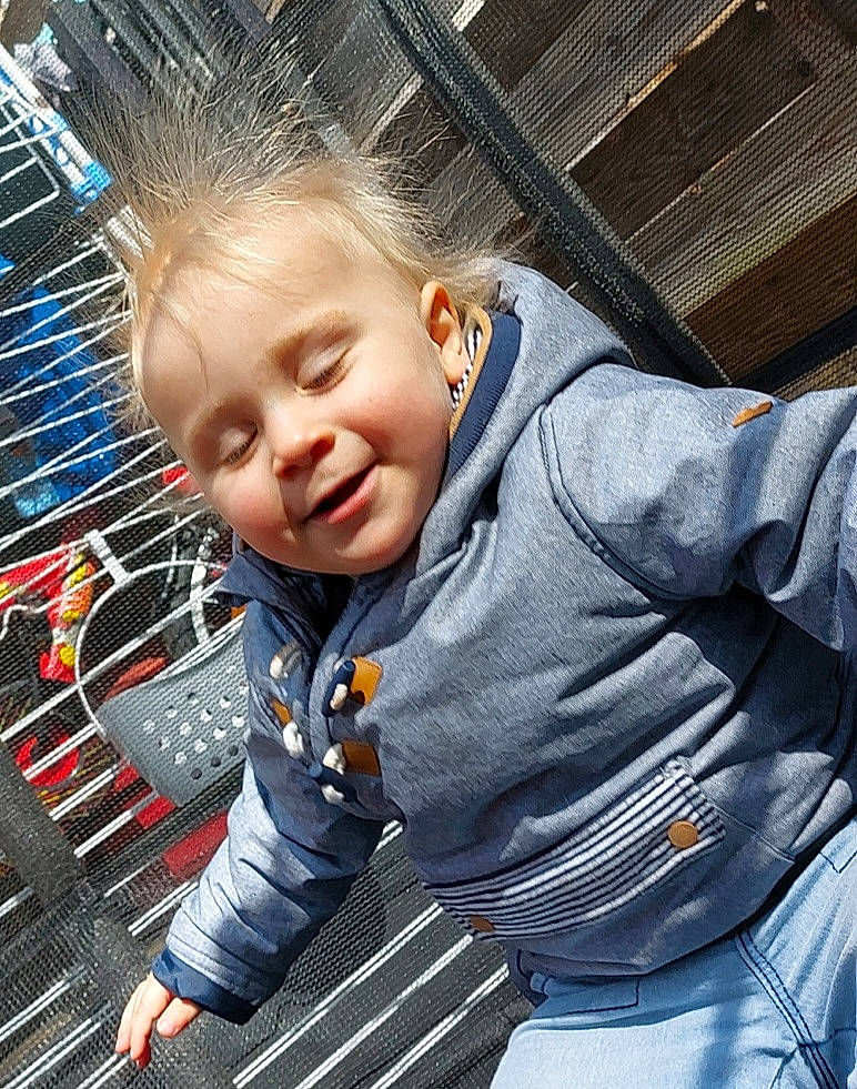 Louca participe au concours pour gagner de l'argent avec cette photo : auto_part, baby, baby_products, baby_toddler_clothing, cheek, child, cool, flash_photography, fun, happy, human, iris, metal, pattern, person, sitting, sleeve, smile, t_shirt, toddler