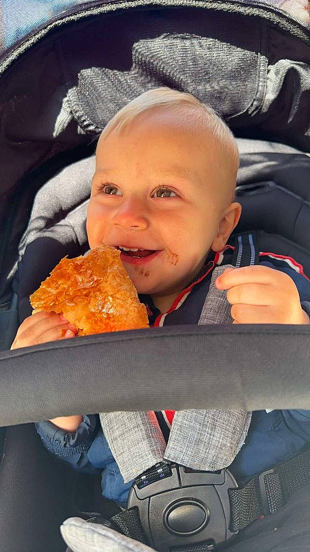 Louca participe au concours pour gagner de l'argent avec cette photo : auto_part, baby, baby_products, car_seat, child, comfort, comfort_food, cuisine, fast_food, finger_food, food, fried_food, fun, happy, junk_food, orange, person, sitting, smile, toddler