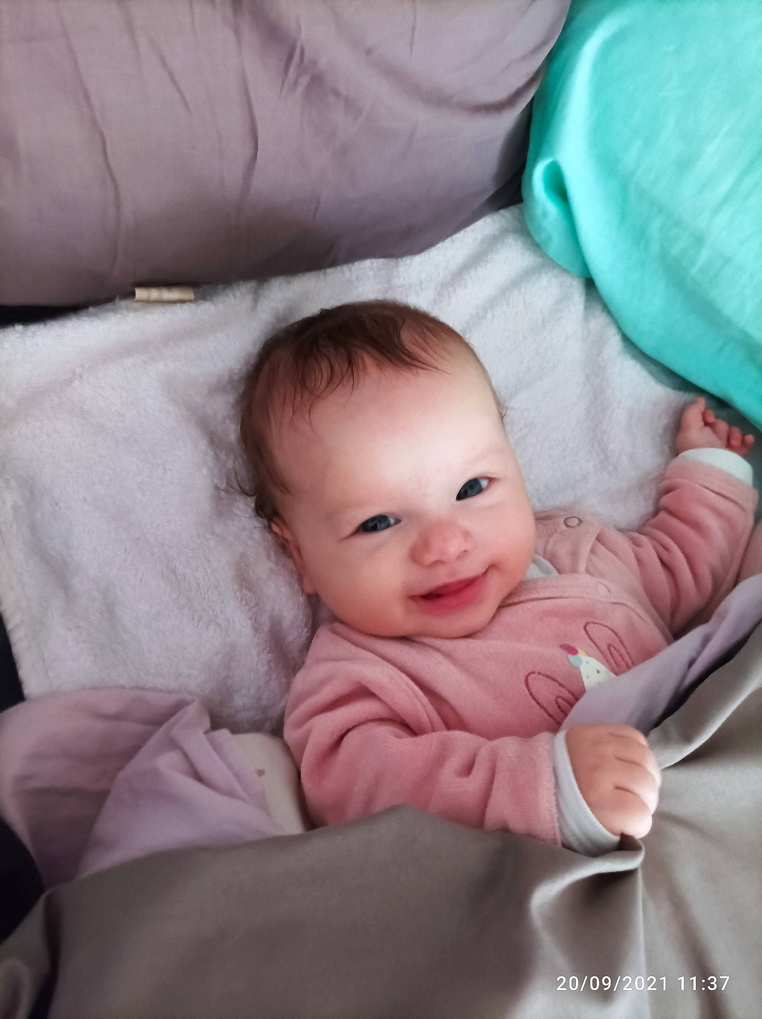 Nathalie a rejoint le concours — aidez-le/la à gagner de superbes lots ! baby, baby_products, baby_toddler_clothing, cheek, child, comfort, eyebrow, face, facial_expression, fur, gesture, happy, iris, joy, linens, lip, person, sitting, sleeve, smile