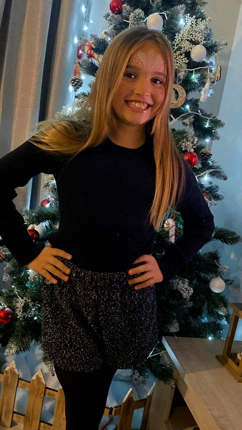 Lola a rejoint le concours — aidez-le/la à gagner de superbes lots ! beauty, christmas, christmas_decoration, christmas_ornament, christmas_tree, event, hairstyle, holiday, human_body, joy, knee, long_hair, ornament, people, person, photograph, sleeve, smile, snapshot, standing