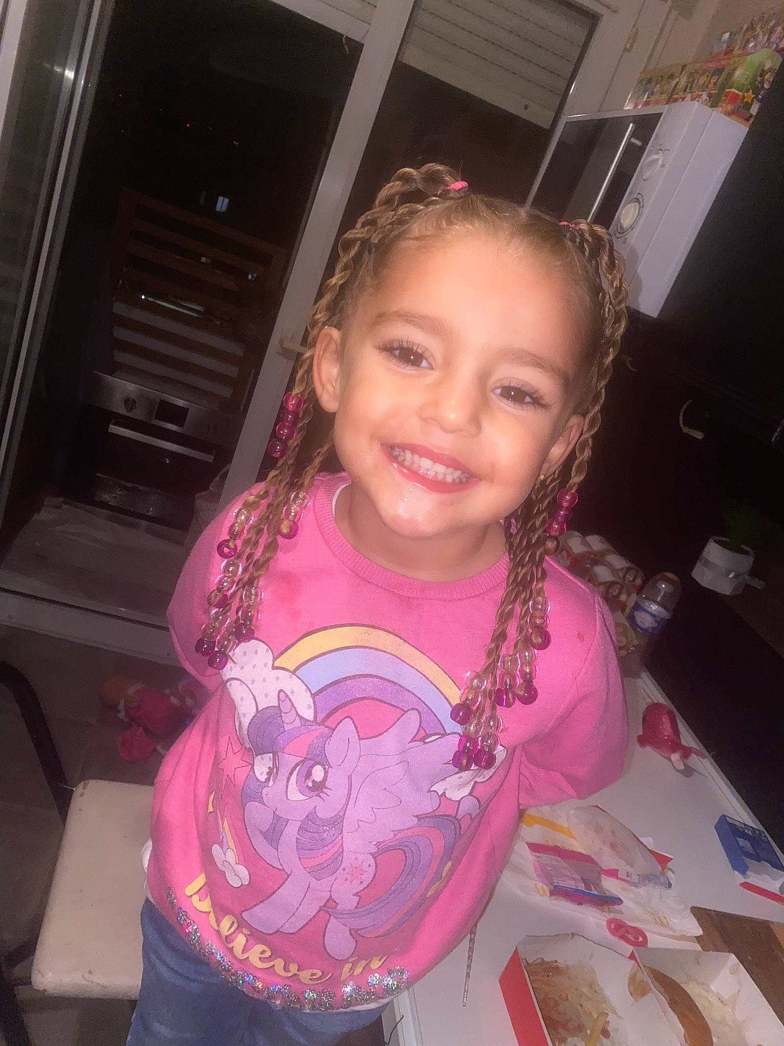 Kayla a rejoint le concours — aidez-le/la à gagner de superbes lots ! black_hair, cheek, cool, ear, eyebrow, eyelash, face, finger, fun, happy, iris, joy, lip, long_hair, mouth, nose, person, pink, skin, sleeve