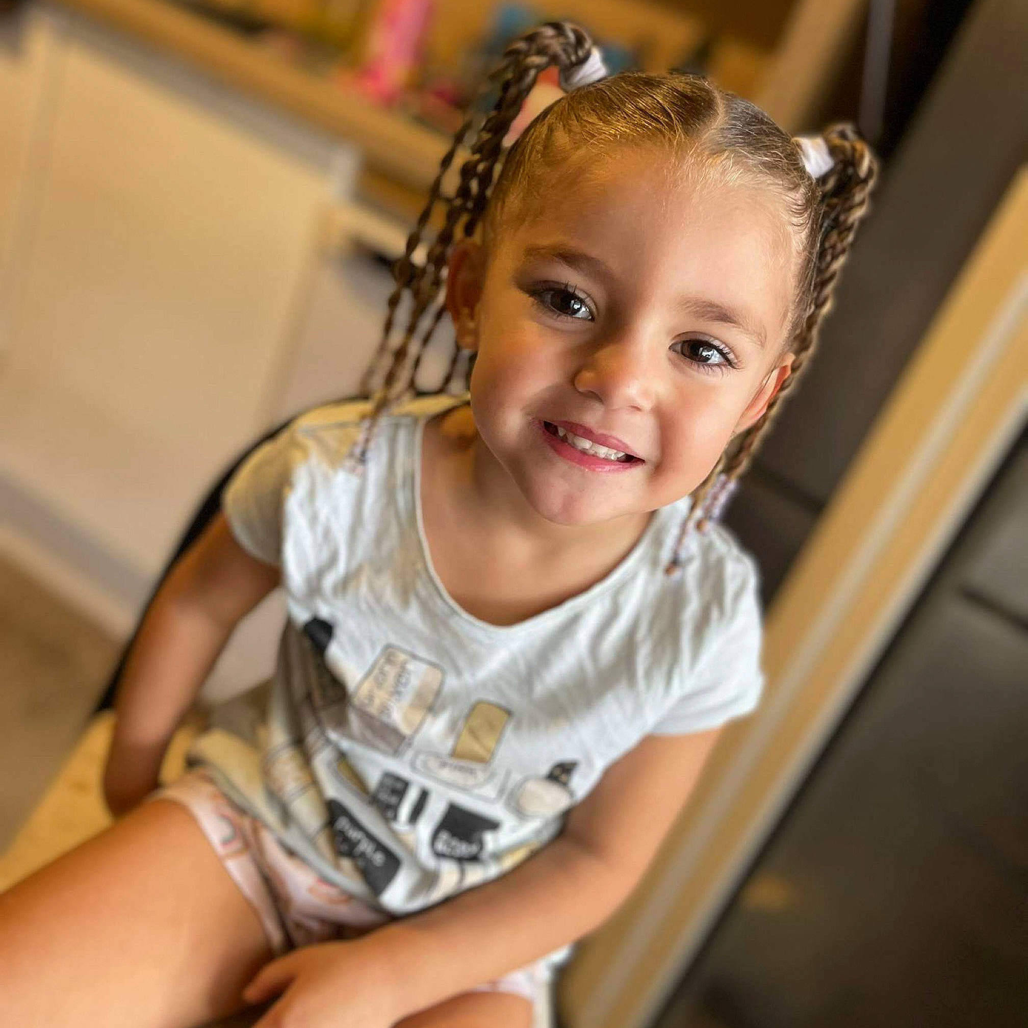 Kayla a rejoint le concours — aidez-le/la à gagner de superbes lots ! baby_toddler_clothing, cheek, child, chin, elbow, eyelash, fashion_accessory, flash_photography, fun, hair, happy, head, human_body, joy, neck, person, portrait_photography, sitting, skin, sleeve