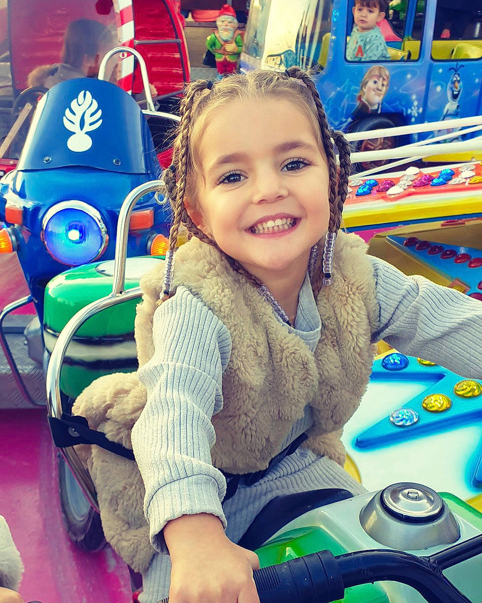 Kayla a rejoint le concours — aidez-le/la à gagner de superbes lots ! baby, baby_products, blue, child, electric_blue, fun, happy, joy, leisure, person, photograph, play, recreation, room, sitting, smile, snapshot, summer, toddler, toy