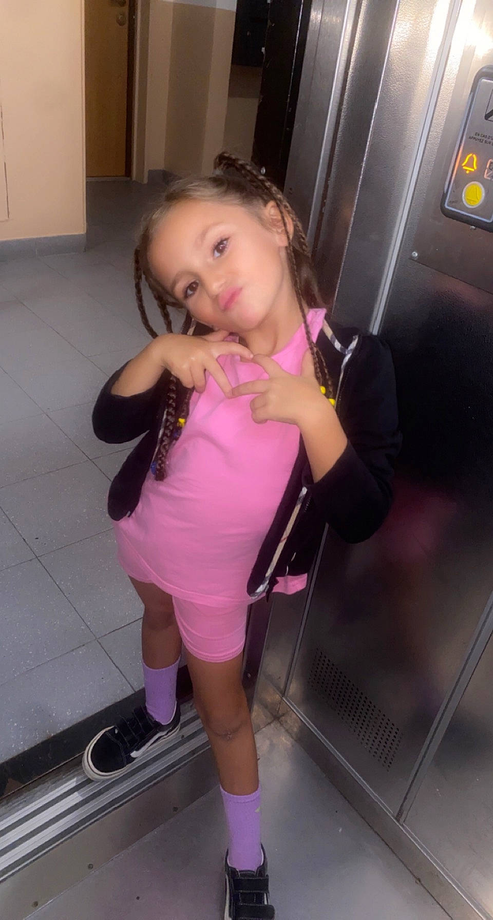 Assia participe au concours pour gagner de l'argent avec cette photo : dress, eye, finger, flooring, hair, human_leg, joint, knee, leg, long_hair, magenta, person, pink, purple, shoulder, skin, standing, thigh, thumb, toddler