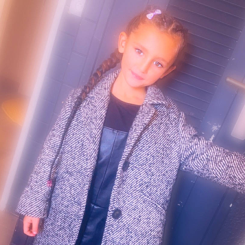 Assia participe au concours pour gagner de l'argent avec cette photo : blond, brown_hair, cool, denim, electric_blue, event, fashion_accessory, fashion_design, flash_photography, fun, fur, lip, magenta, pattern, person, shoulder, sleeve, tints_and_shades, vehicle_door, wool