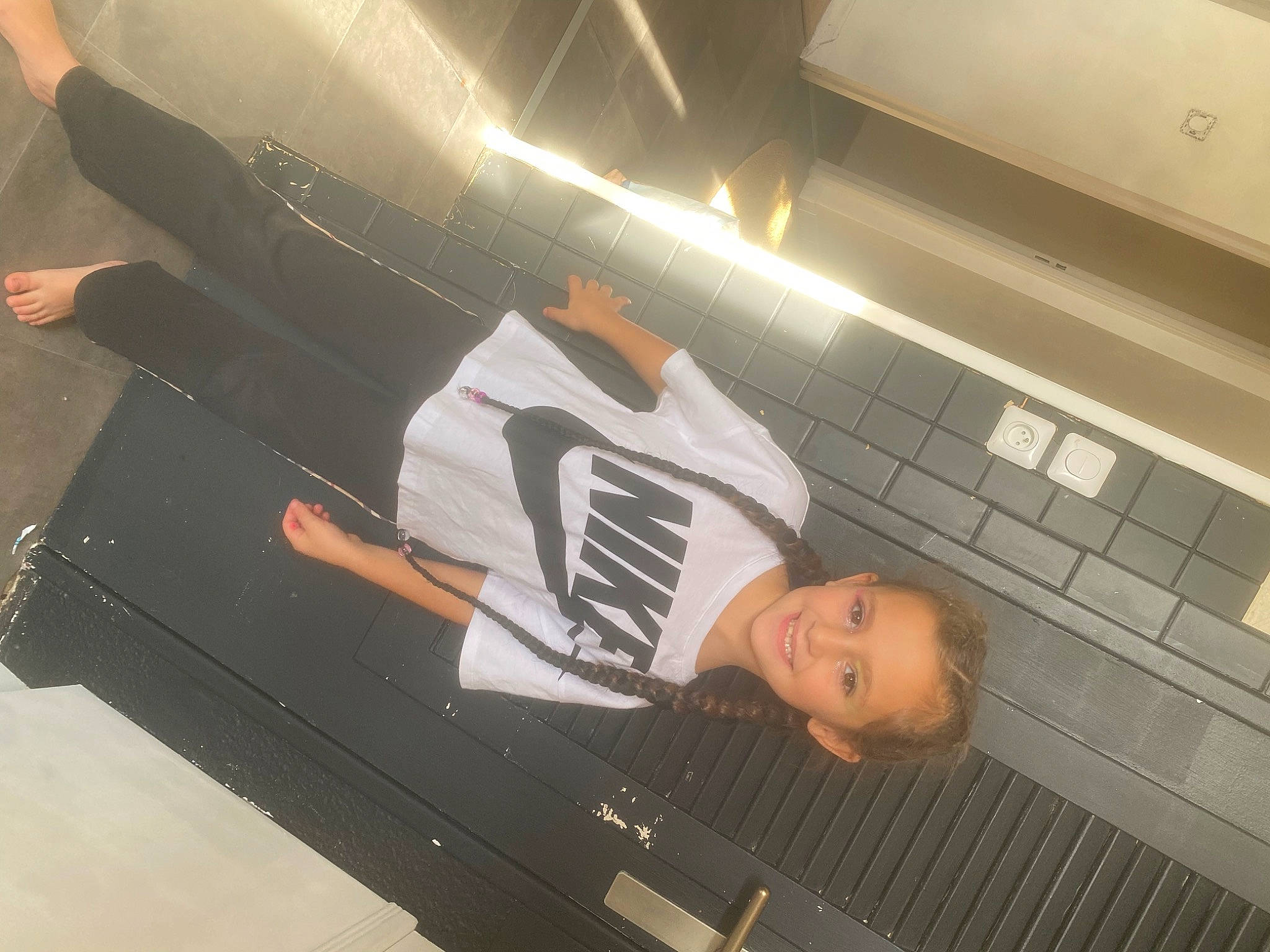 Assia a rejoint le concours — aidez-le/la à gagner de superbes lots ! aerospace_engineering, air_travel, automotive_design, automotive_exterior, bumper, ceiling, floor, flooring, font, fun, human_leg, joy, luxury_vehicle, person, room, shadow, sportswear, t_shirt