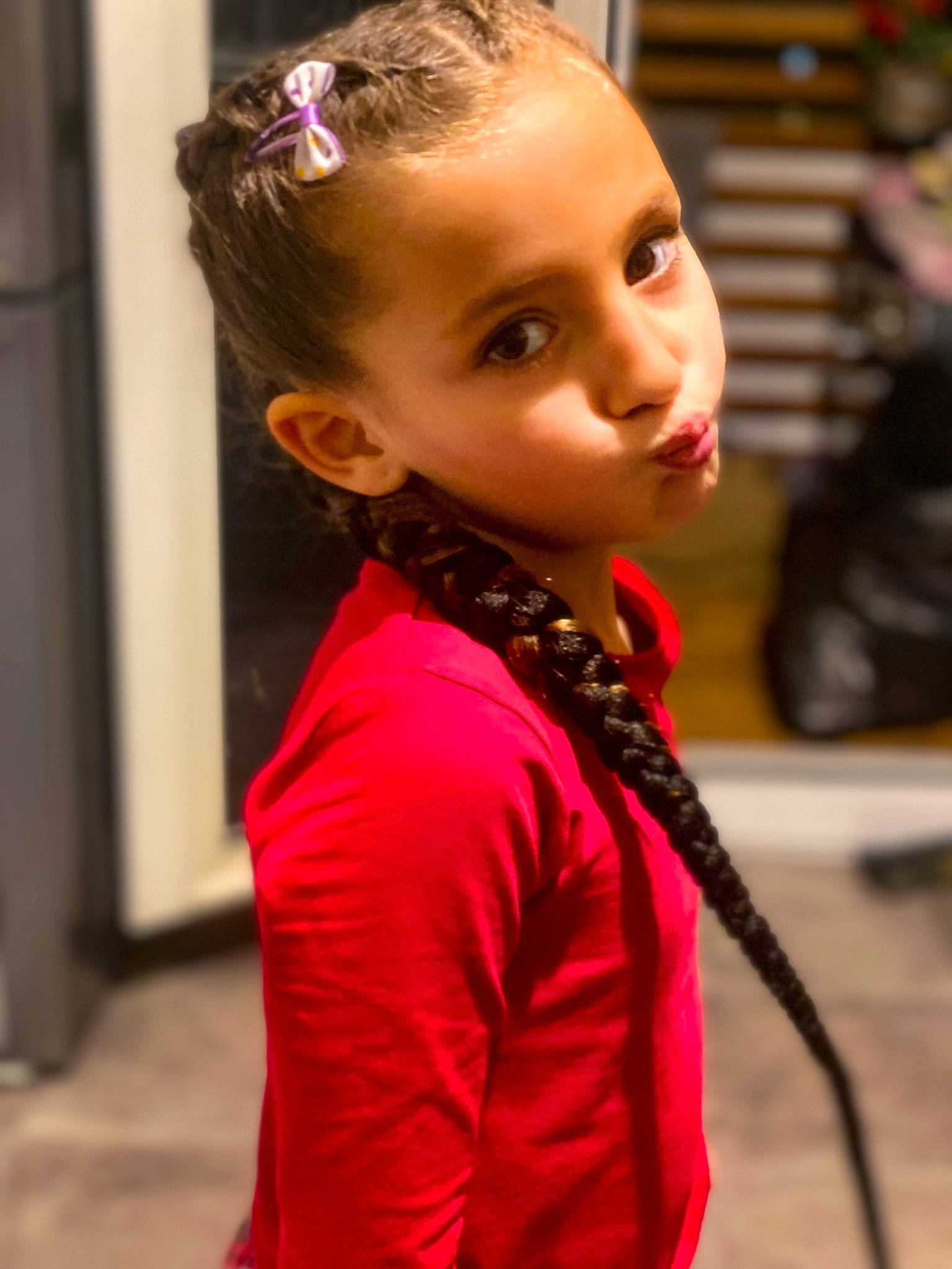 Assia a rejoint le concours — aidez-le/la à gagner de superbes lots ! audio_equipment, brown_hair, earrings, electric_blue, event, eyewear, fashion, fashion_accessory, fashion_design, formal_wear, hair_coloring, hair_tie, hairstyle, jewellery, lip, magenta, neck, necklace, person, pigtail