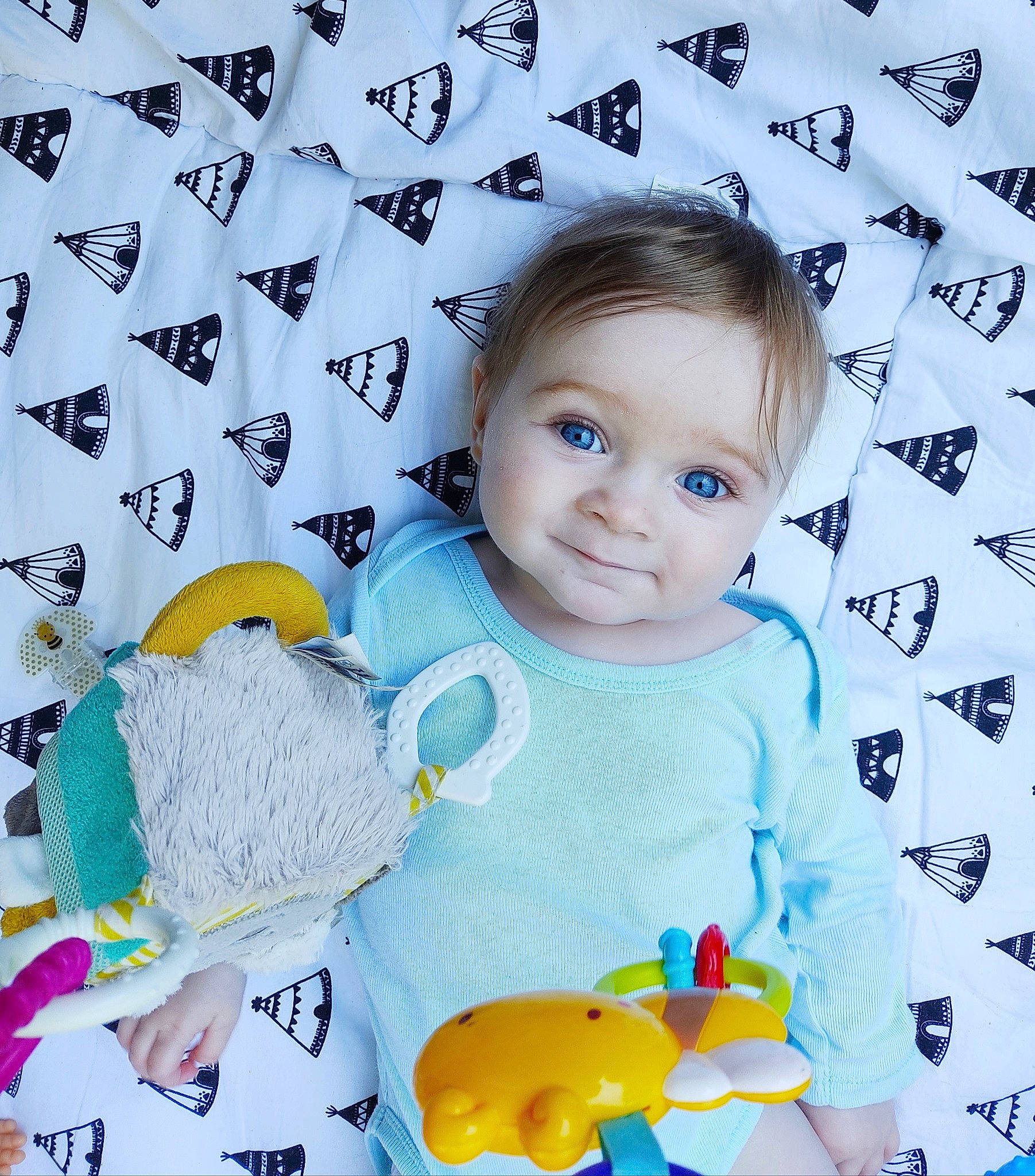 Amélia participe au concours pour gagner de l'argent avec cette photo : azure, baby, baby_playing_with_toys, baby_toddler_clothing, beauty, cheek, child, electric_blue, happy, pattern, person, photograph, product, skin, sleeve, t_shirt, textile, toddler, toy, white