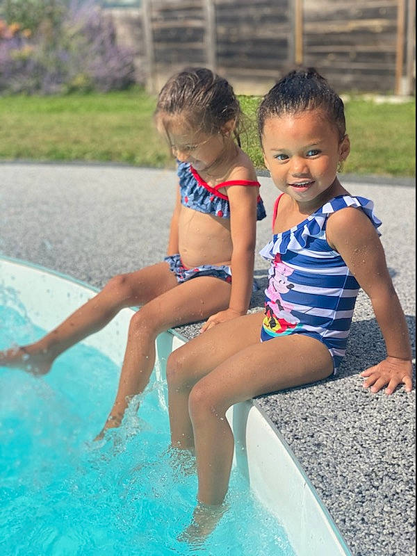 Mayana a rejoint le concours — aidez-le/la à gagner de superbes lots ! aqua, arm, azure, barefoot, body_of_water, child, fun, hand, happy, human_body, joy, leg, leisure, person, recreation, smile, summer, swimming_pool, swimwear, thigh