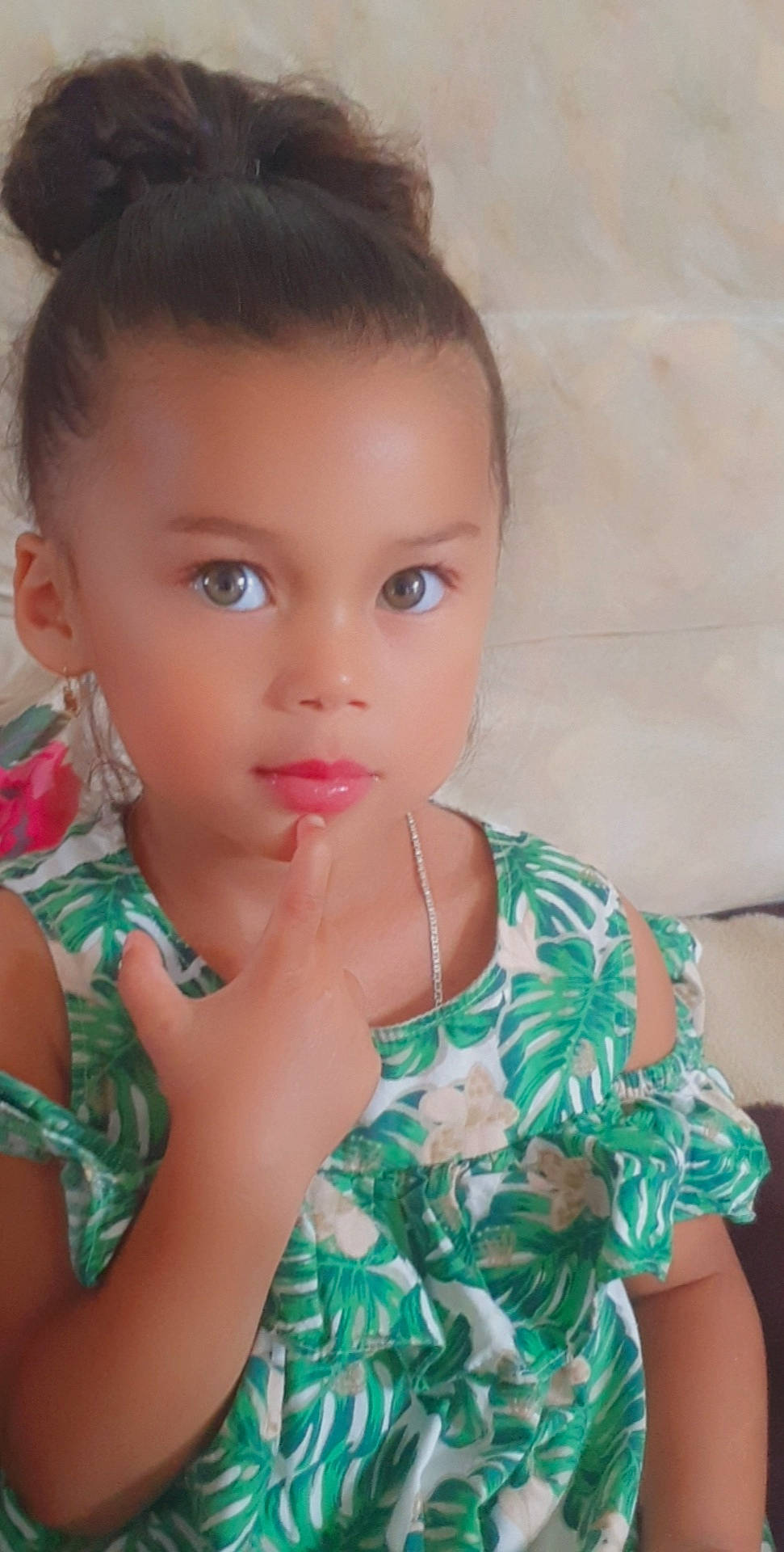 Mayana a rejoint le concours — aidez-le/la à gagner de superbes lots ! azure, cheek, chest, chin, cool, dress, eye, eyelash, facial_expression, fashion_design, hair, hand, happy, iris, jewellery, lip, long_hair, neck, nose, person