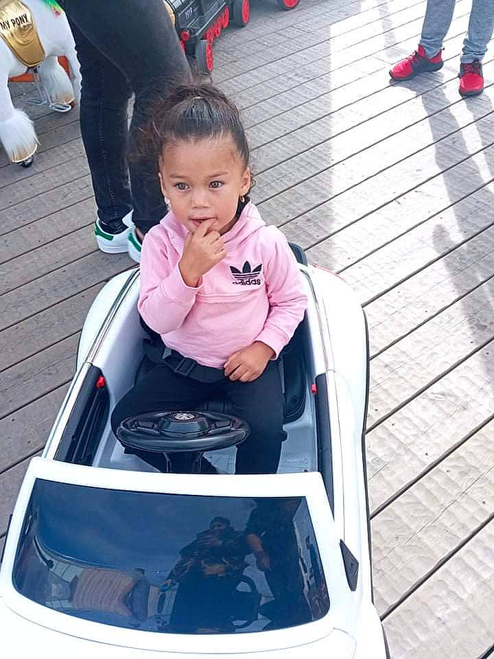 Mayana a rejoint le concours — aidez-le/la à gagner de superbes lots ! automotive_design, automotive_exterior, blue, boats_and_boating_equipment_and_supplies, bumper, cool, fun, leisure, mode_of_transport, motor_vehicle, people, person, photograph, pink, recreation, shoe, sneakers, toddler, travel, vehicle_door