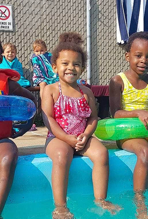 Madysson participe au concours pour gagner de l'argent avec cette photo : arm, blue, face, facial_expression, fashion, green, happy, human_body, joy, leg, leisure, people_on_beach, person, photograph, public_space, shorts, smile, social_group, standing, thigh