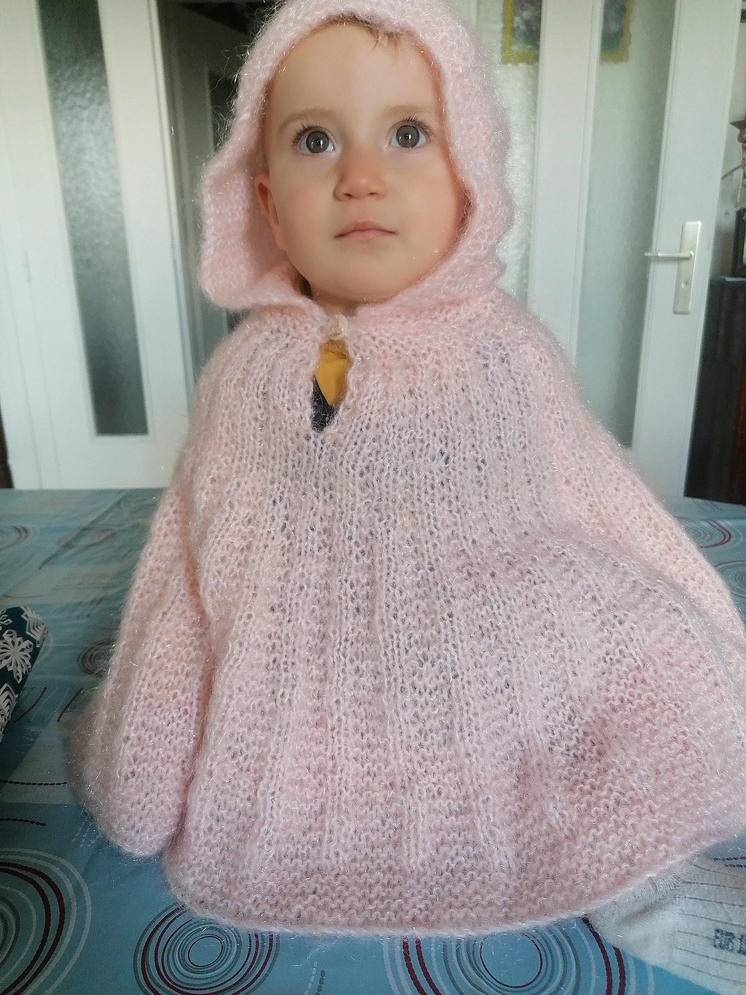 Alyne participe au concours pour gagner de l'argent avec cette photo : blue, cheek, chin, clothing, creative_arts, doll, door, dress, eye, eyebrow, eyelash, forehead, grey, headgear, lip, neck, person, pink, sleeve, toy