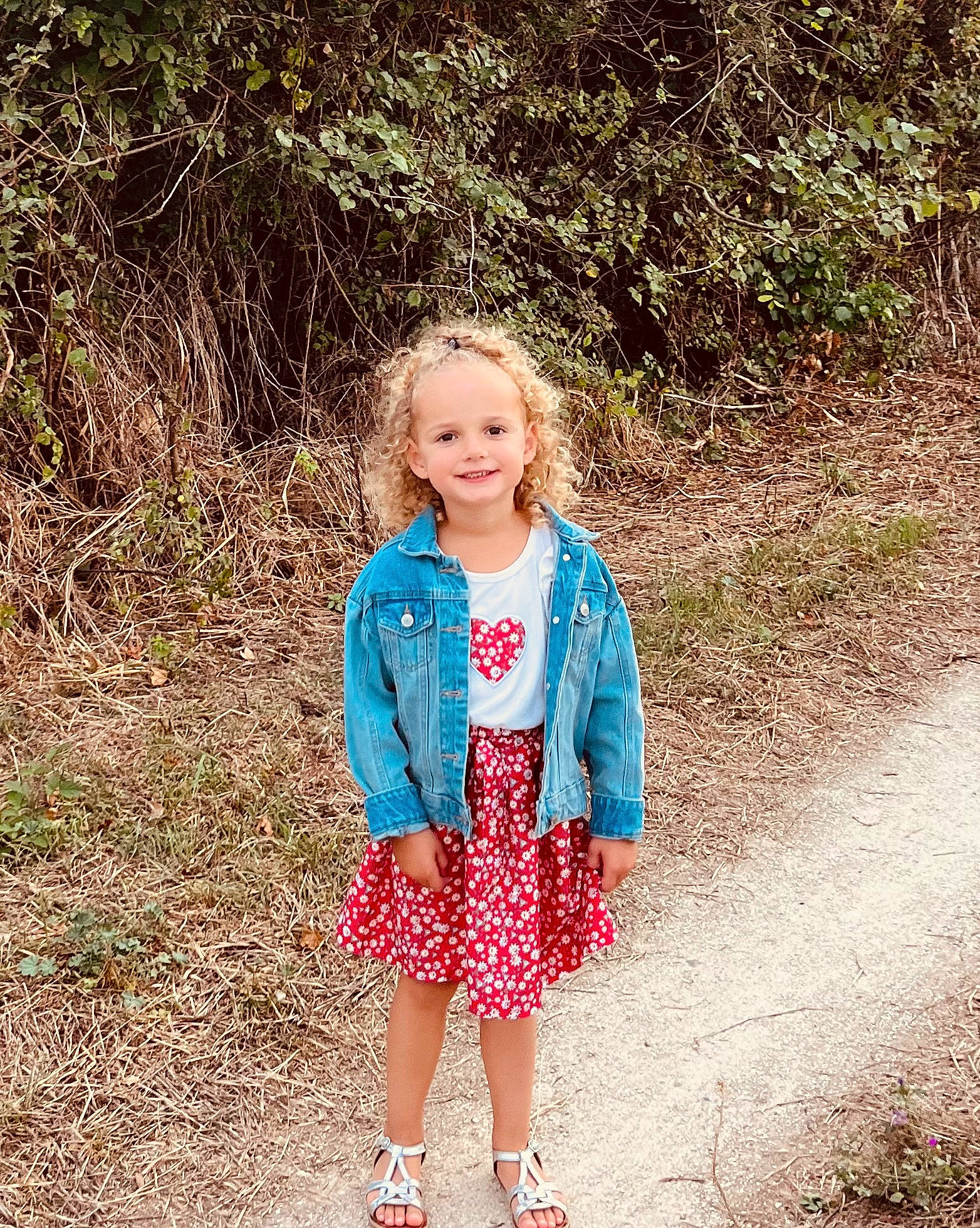 Lily-rose a rejoint le concours — aidez-le/la à gagner de superbes lots ! baby_toddler_clothing, botany, child, dress, face, fawn, footwear, grass, hair, happy, jacket, joy, leaf, leisure, pattern, people_in_nature, person, plant, sleeve, smile