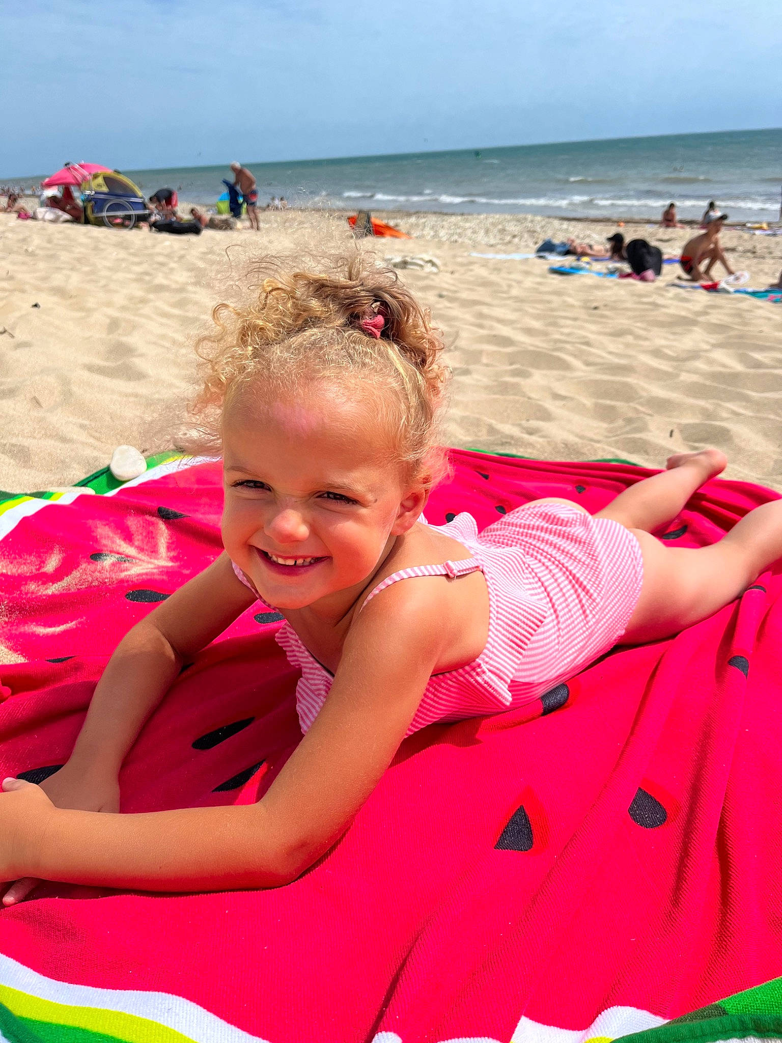 Lily-rose a rejoint le concours — aidez-le/la à gagner de superbes lots ! beach, beauty, event, fun, happy, hat, holiday, joy, leisure, magenta, people_on_beach, person, photograph, pink, sand, shore, sky, smile, sun_tanning, toddler